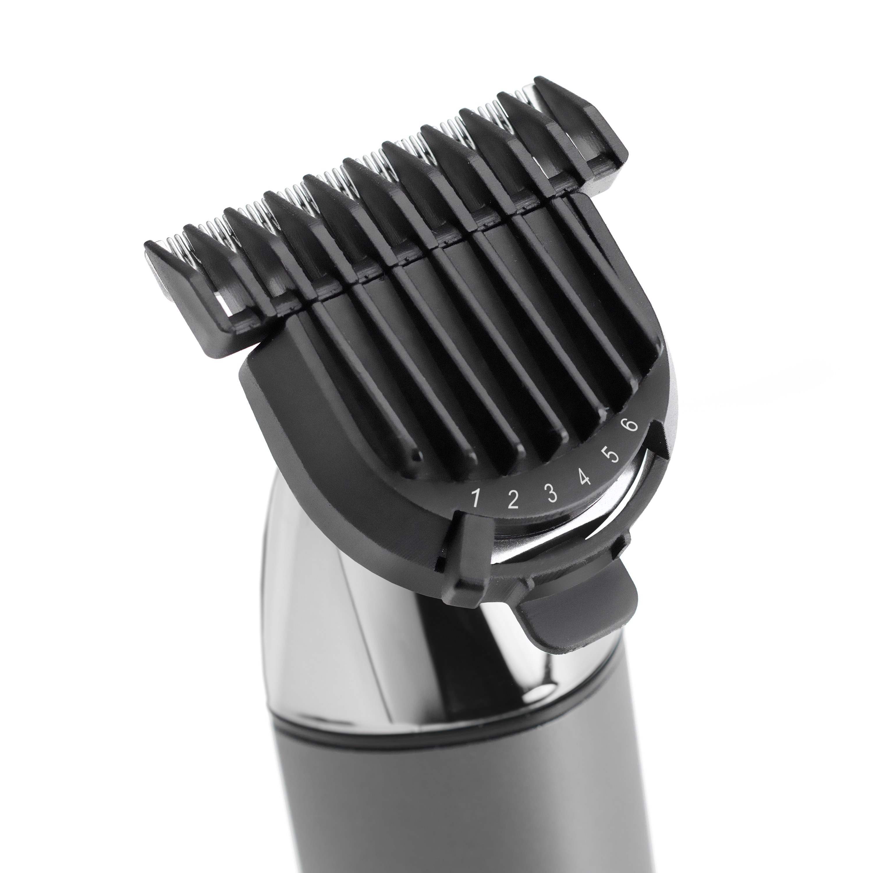 Primer plano del cabezal de una recortadora de barba. Plástico negro con números, sobre fondo blanco.