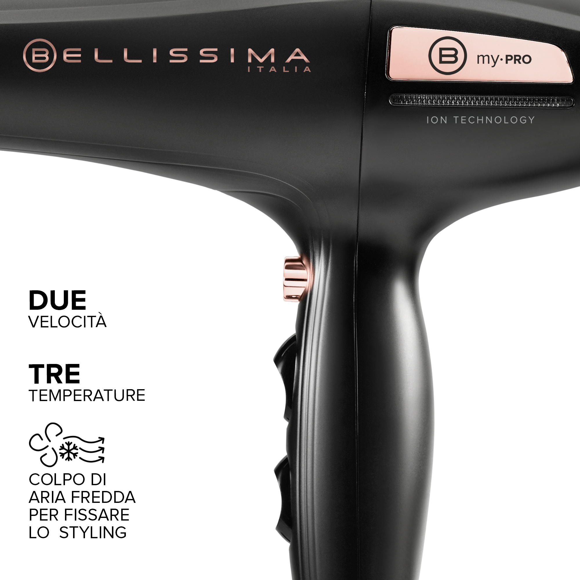 Een close-up van een zwarte haardroger met Italiaanse tekst. Witte achtergrond. Heeft rosé gouden accenten.