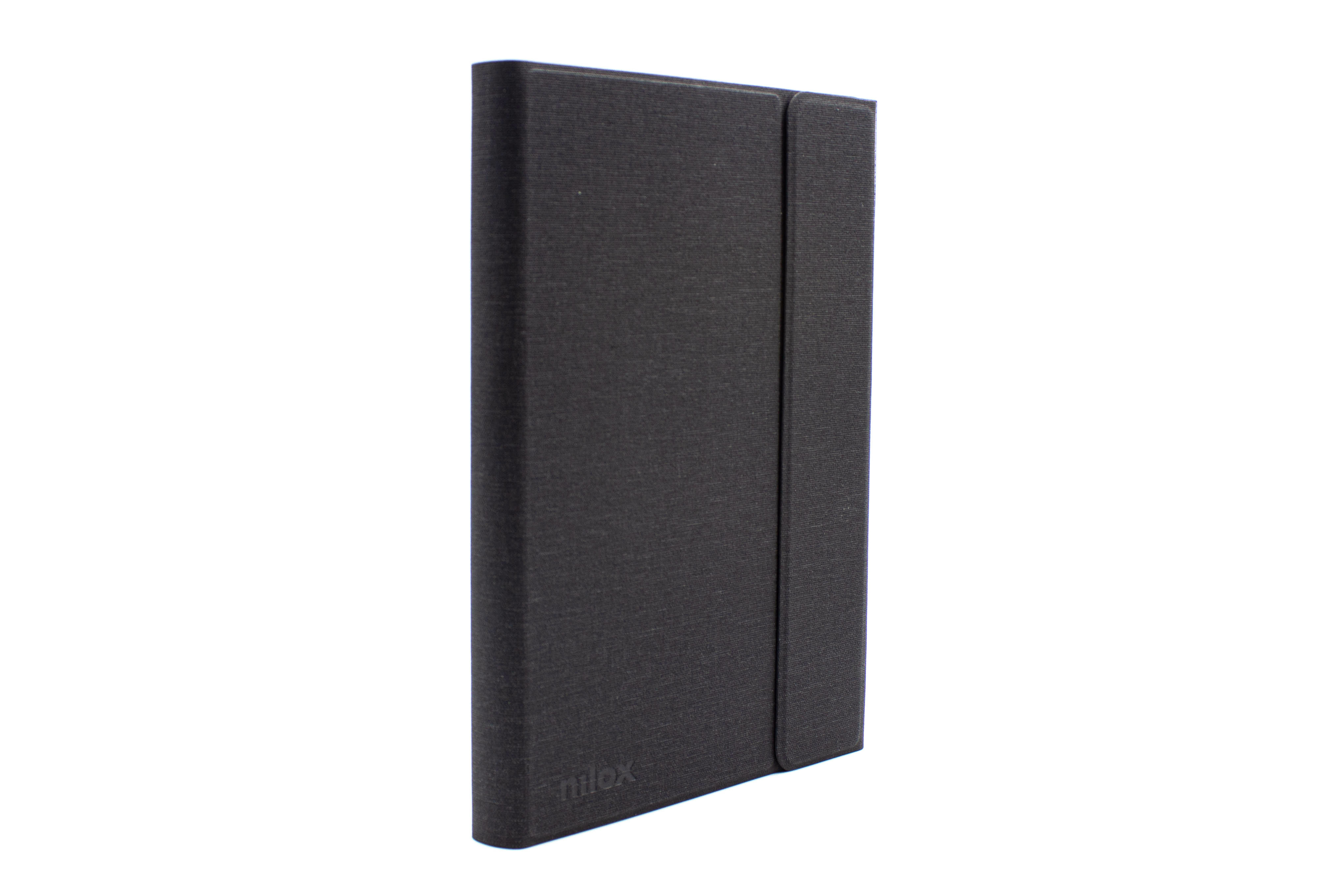 Funda de tablet Nilox gris oscuro, cerrada. Textura de tela con banda elástica negra.