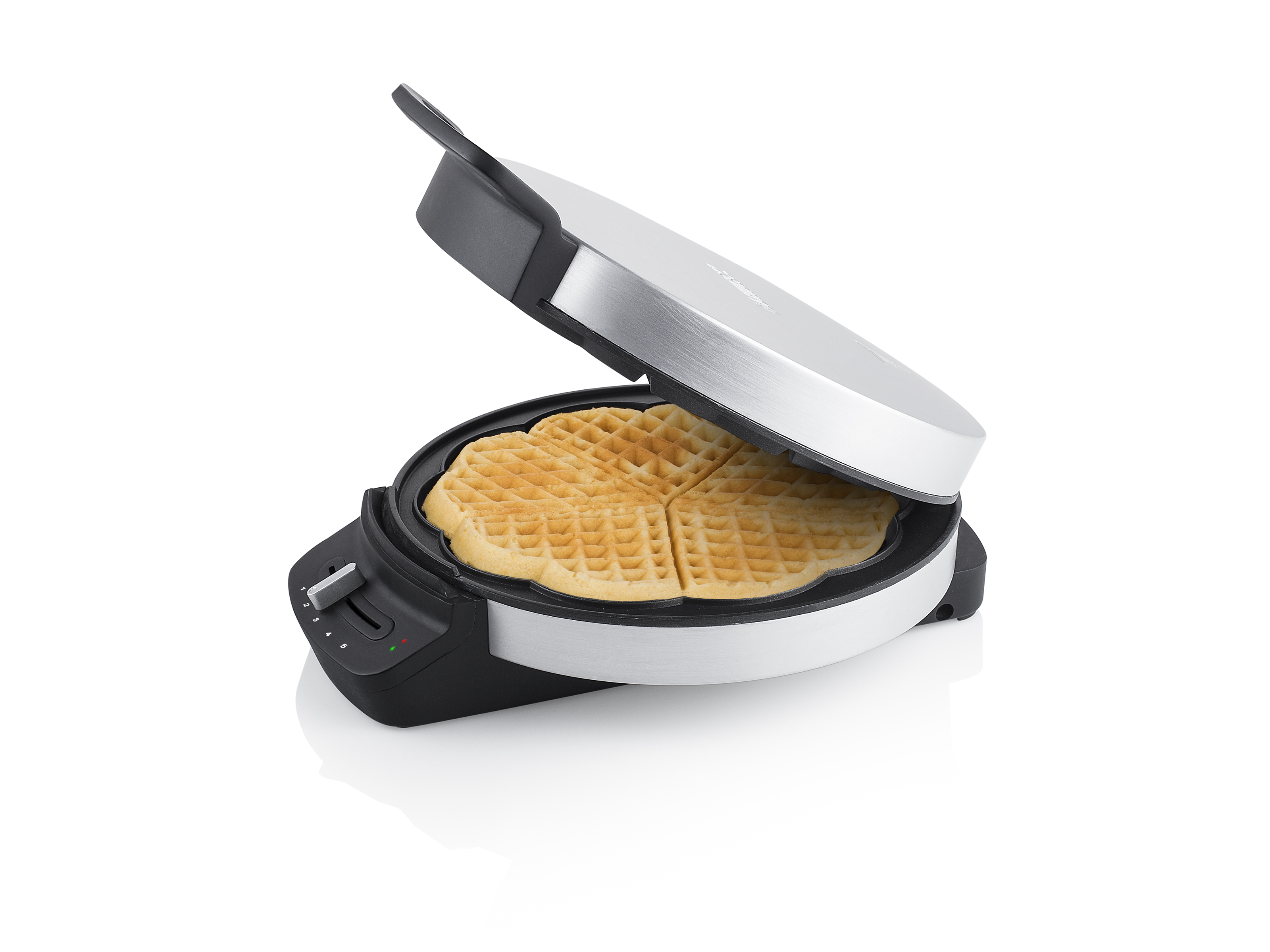 Ein Waffeleisen mit goldener Waffel. Deckel offen. Schwarze Basis, silberner Deckel.