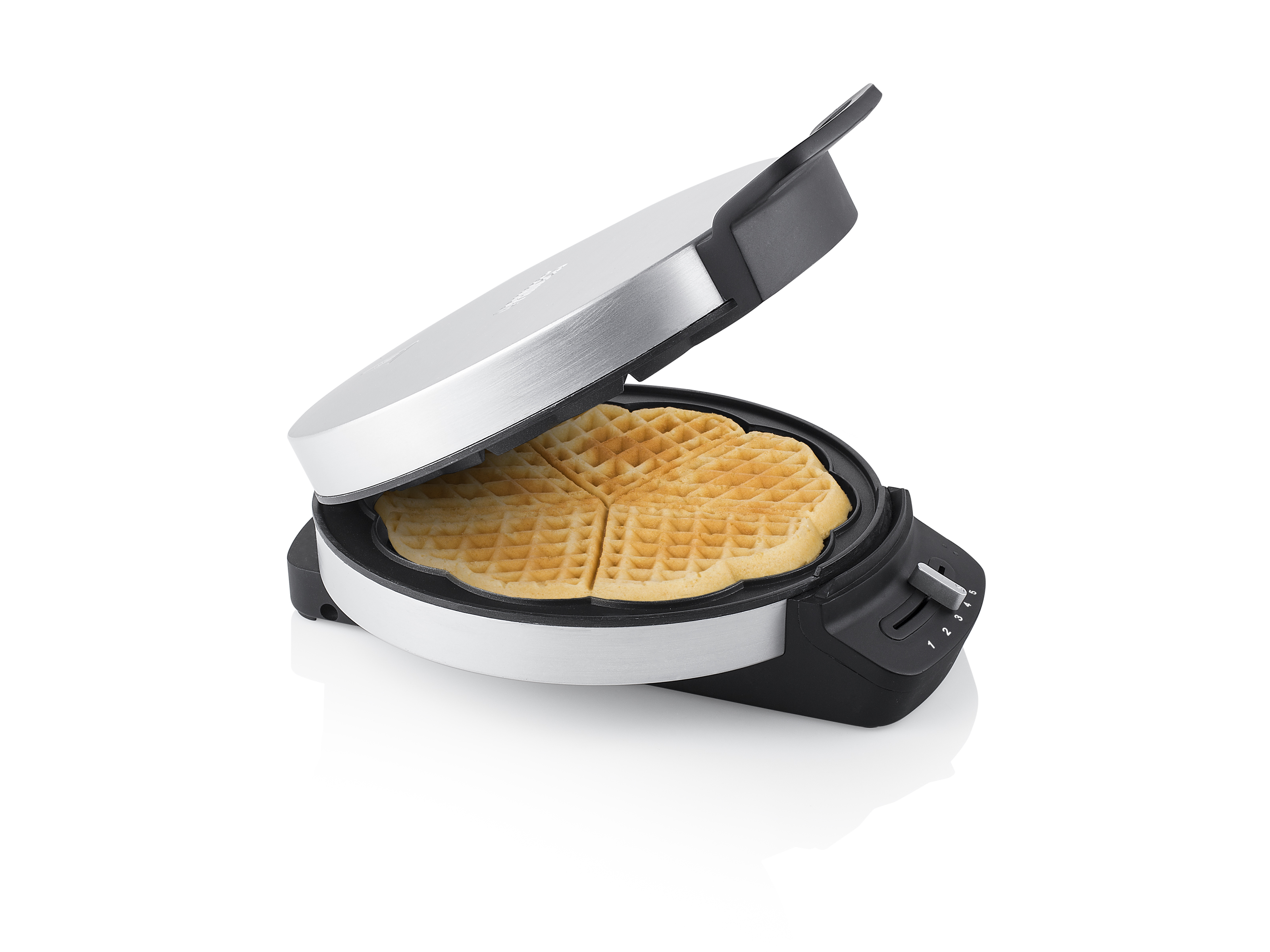 Ein Waffeleisen mit einer gekochten Waffel darin, auf einer weißen Oberfläche platziert.
