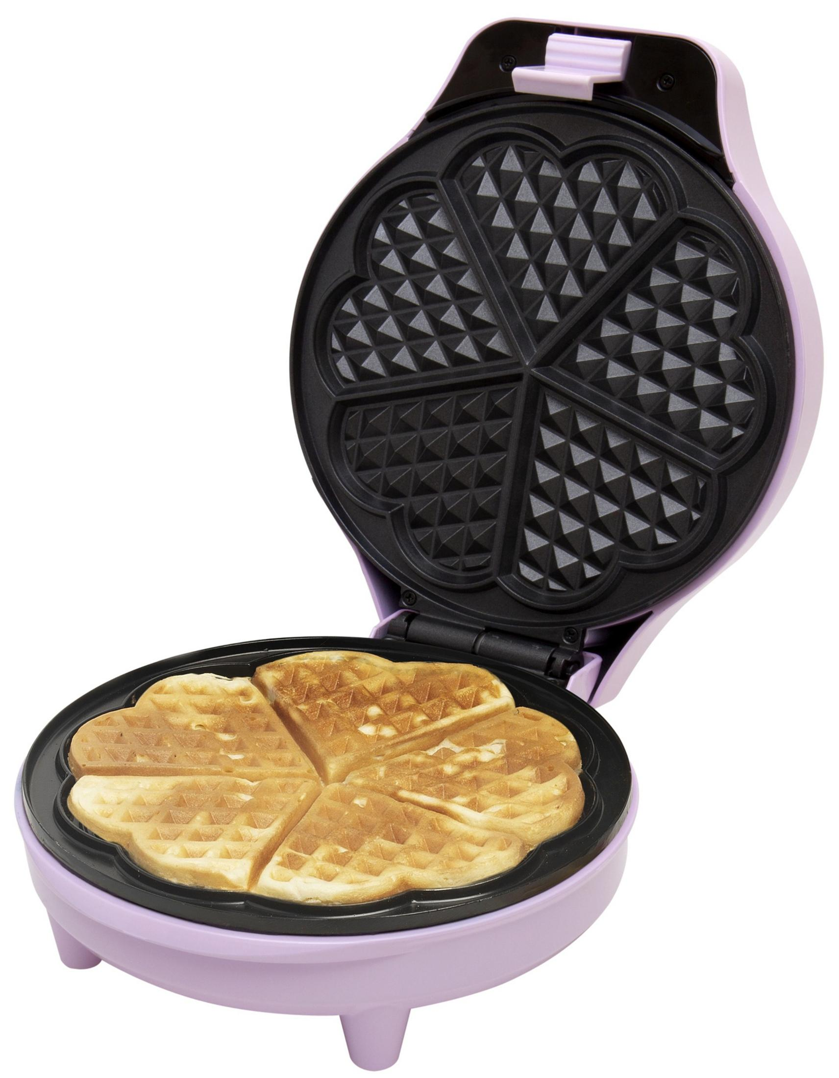 Offener Waffeleisen mit Herzform, mit gebackenen Waffeln. Helllila Farbe.
