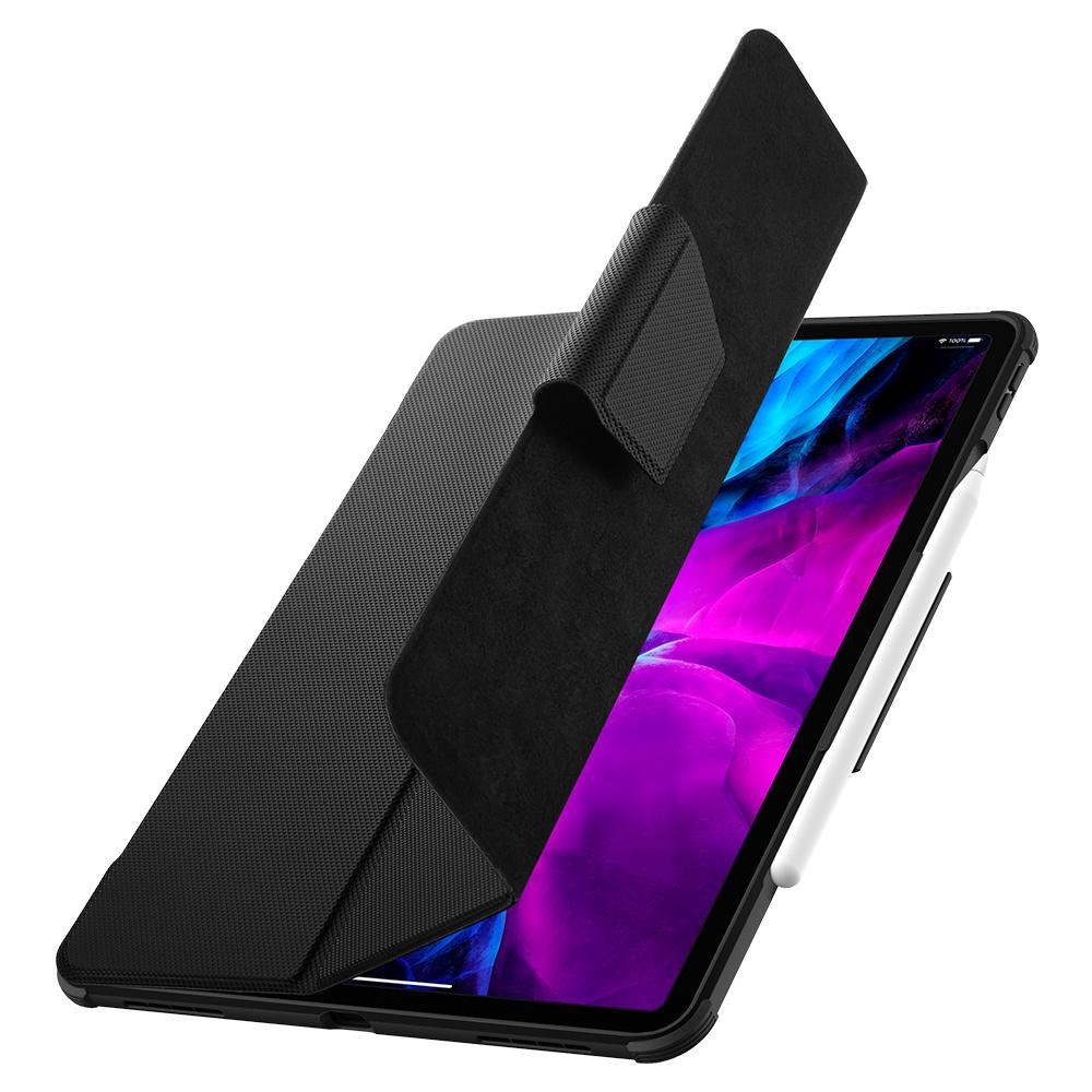 Tablet nero con custodia nera, la custodia è parzialmente aperta. Una penna stilo è attaccata al lato.