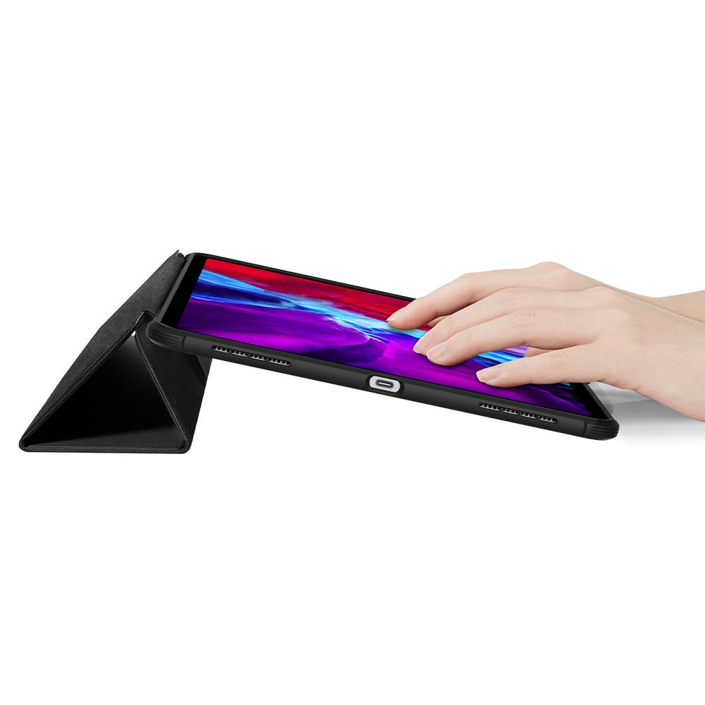 Una mano che tiene un tablet in una custodia nera, angolata, che mostra lo schermo.