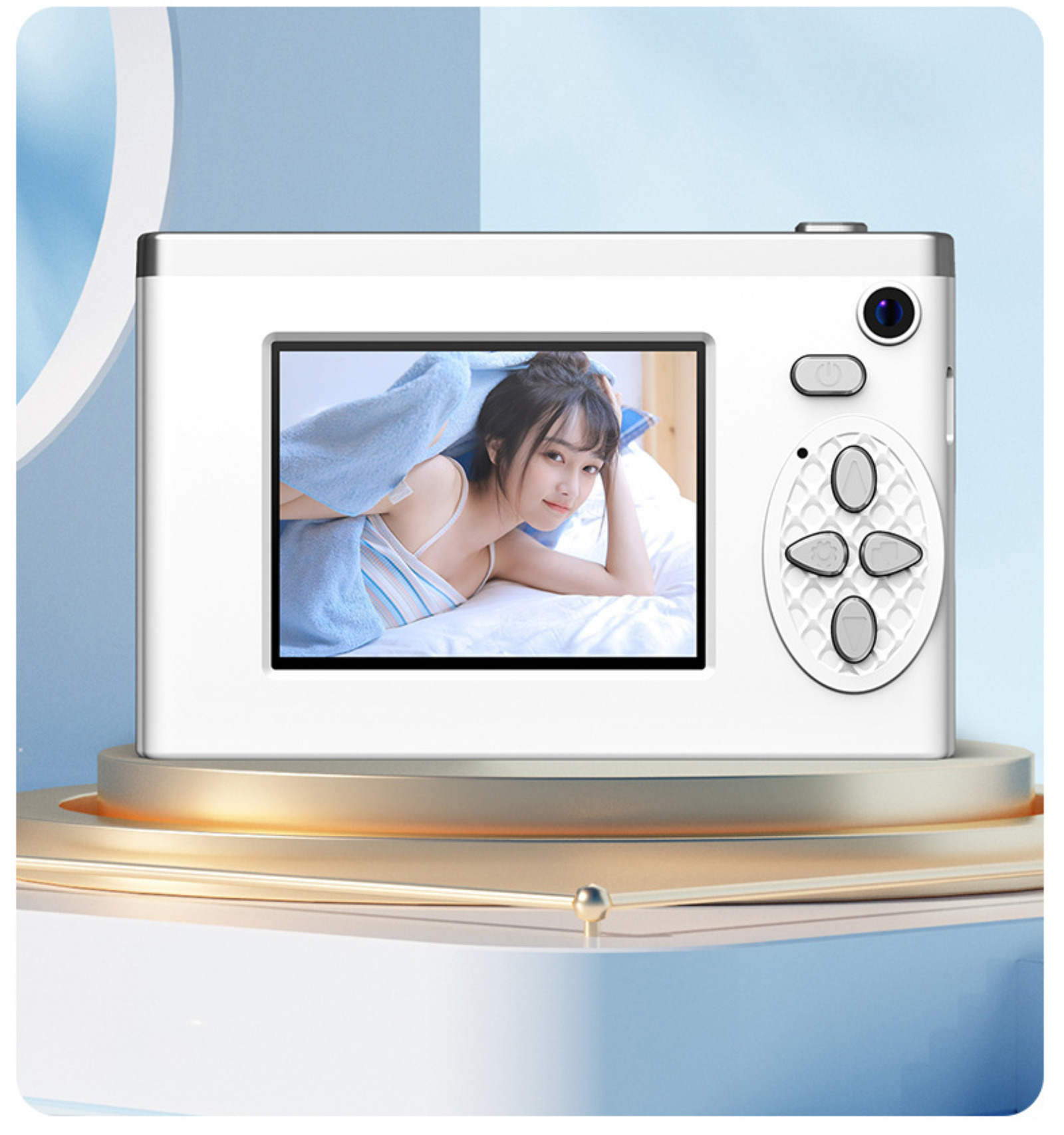 Eine weiße Digitalkamera zeigt eine Frau im Bett. Die Kamera hat Steuertasten.