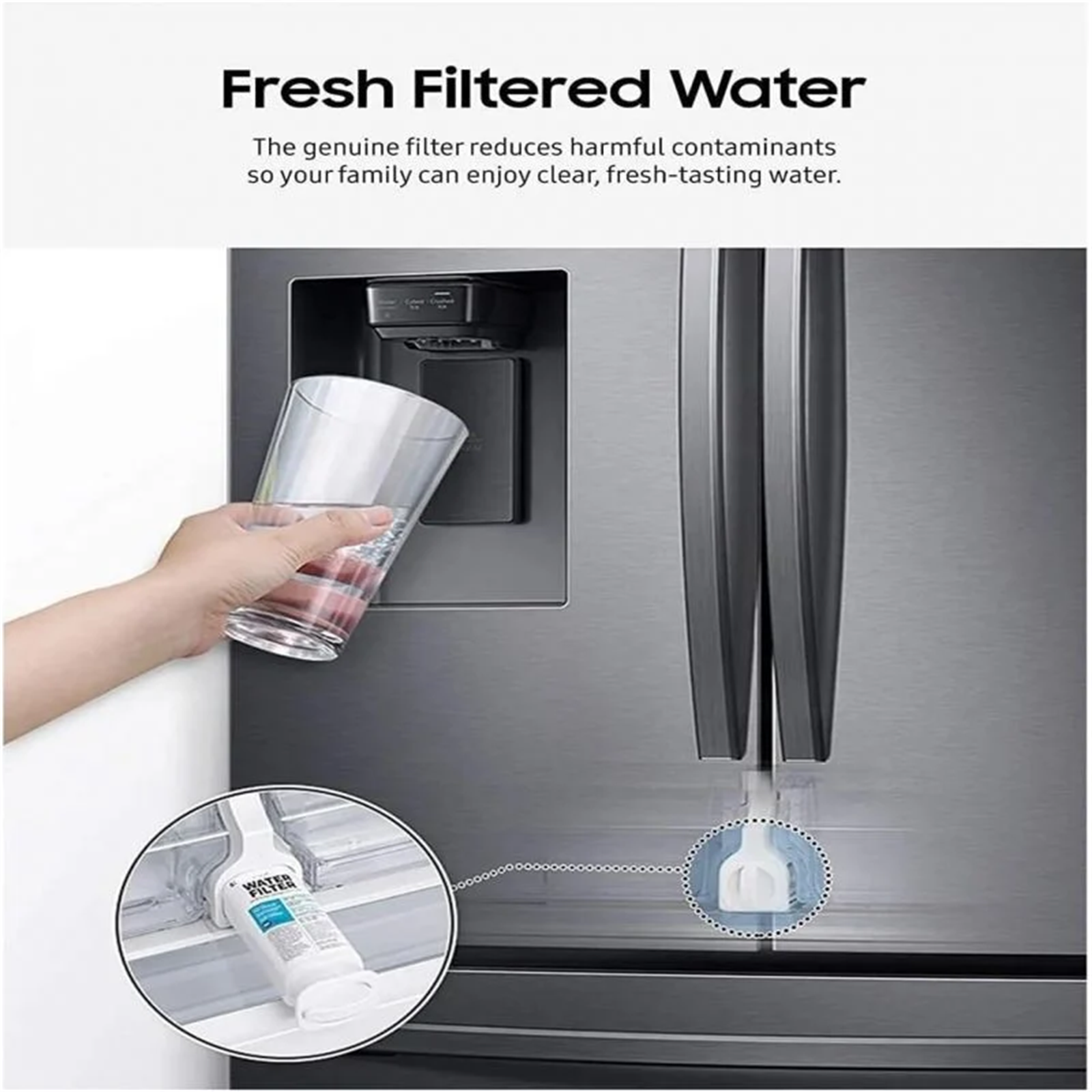 Ein Kühlschrank mit einer Hand, die Wasser aus dem Spender nimmt. Wasserfilter sichtbar.