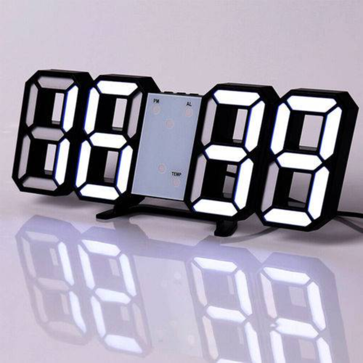 Eine schwarze Digitaluhr zeigt 88:88 an. Die Uhr steht auf einer weißen Oberfläche, die die Zahlen reflektiert.
