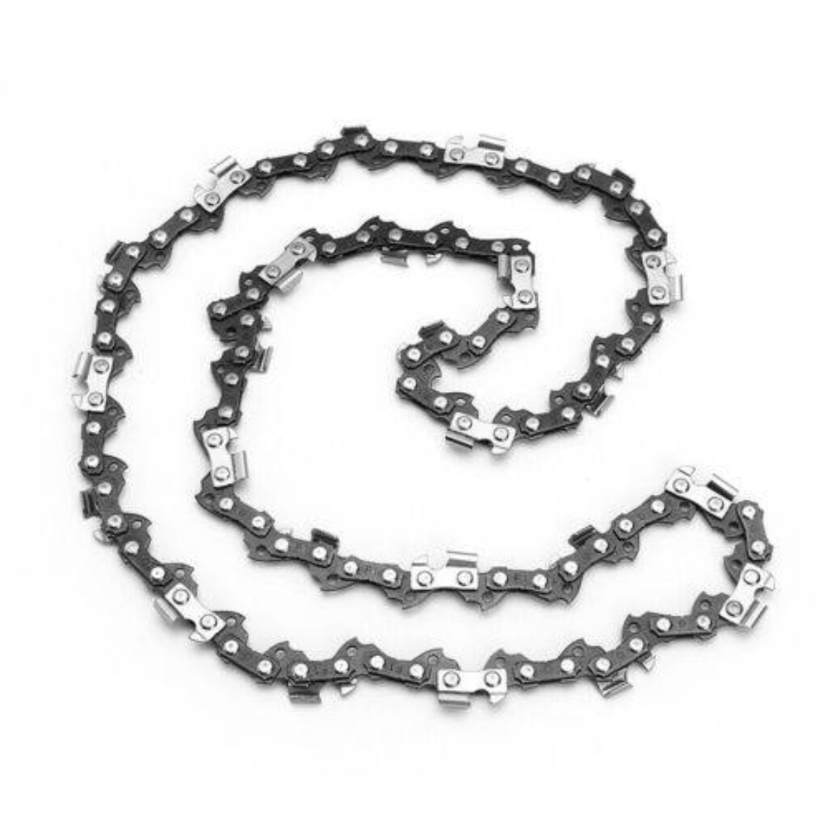 Kettensägekette auf weißem Hintergrund. Die Kette ist dunkles Metall, spiralförmig.