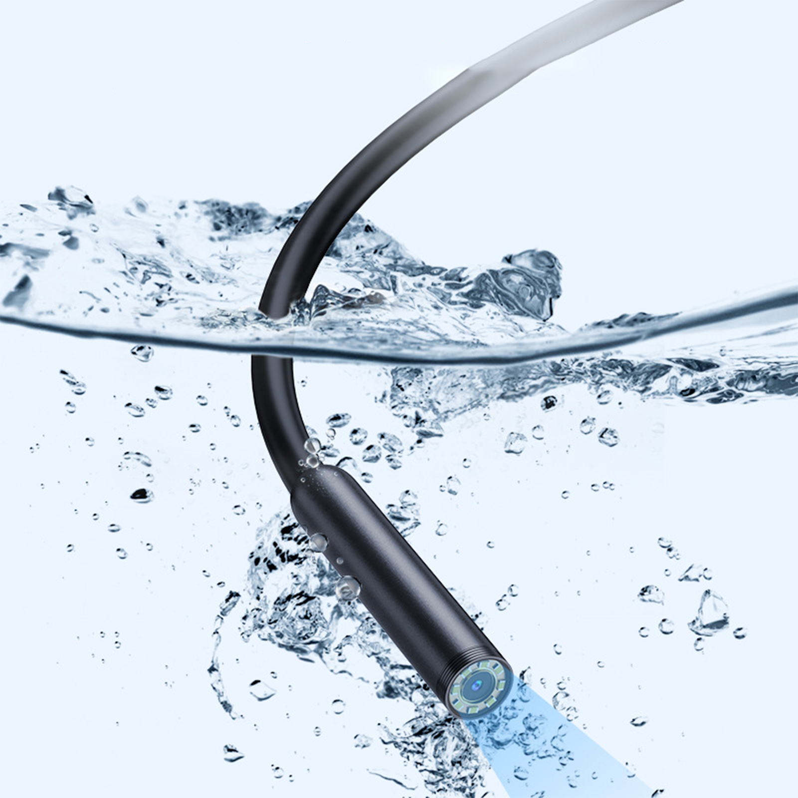 Endoskop im Wasser, blaues Licht, das von der Spitze ausgeht, Wasserblasen.