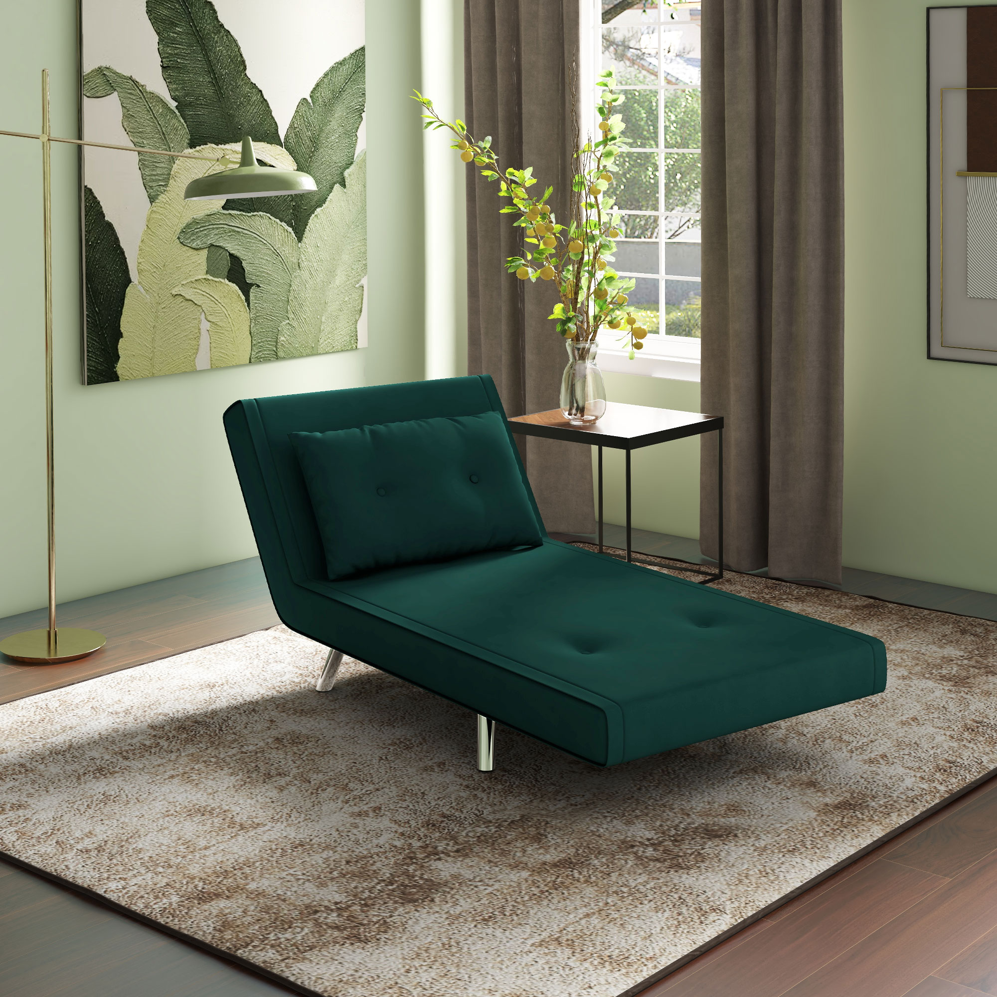 Grüne Chaiselongue mit Kissen. Auf einem gemusterten Teppich in einem Raum mit Fenster platziert.
