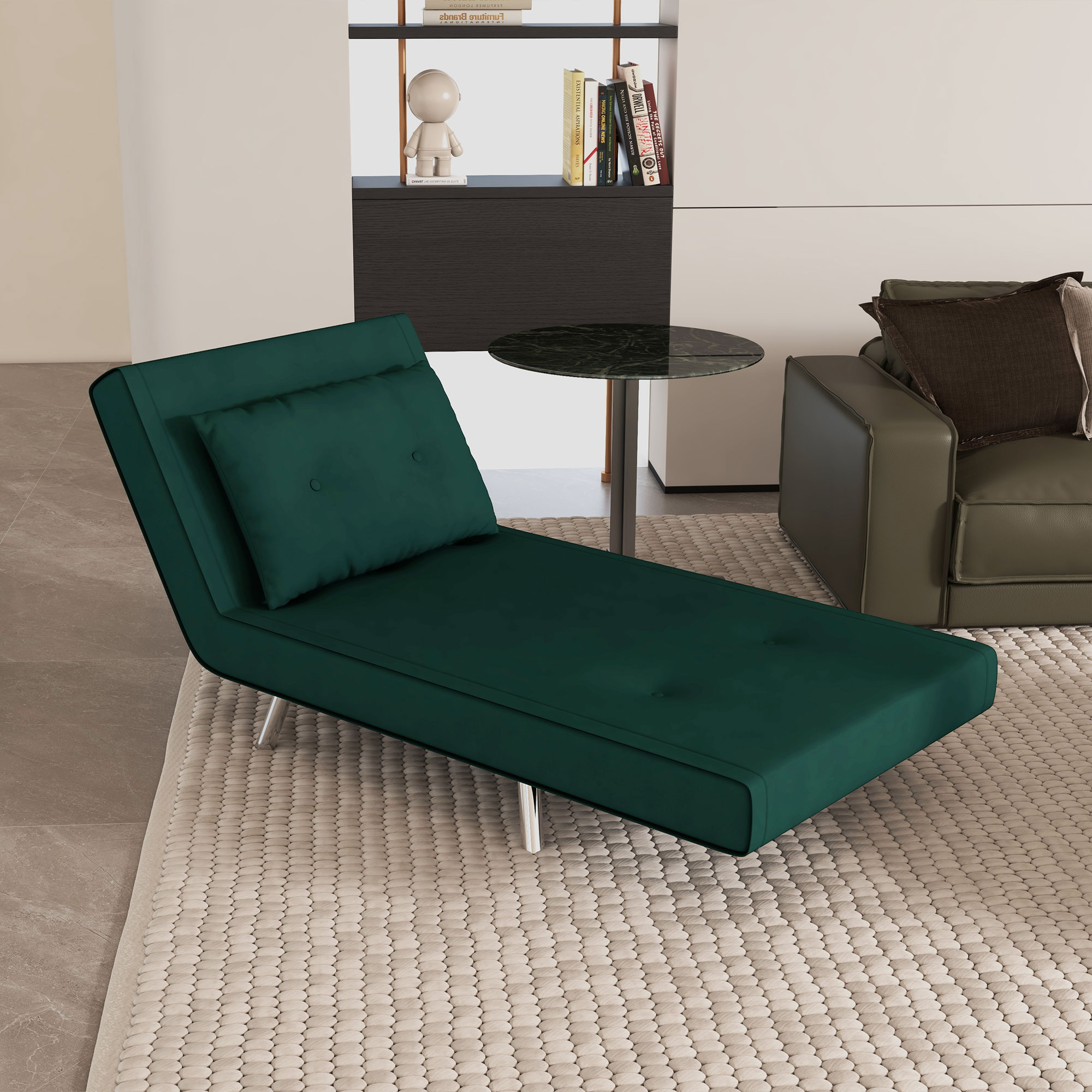 Grüne Chaiselongue mit Kissen und Metallbeinen. Sie steht auf einem gemusterten Teppich.