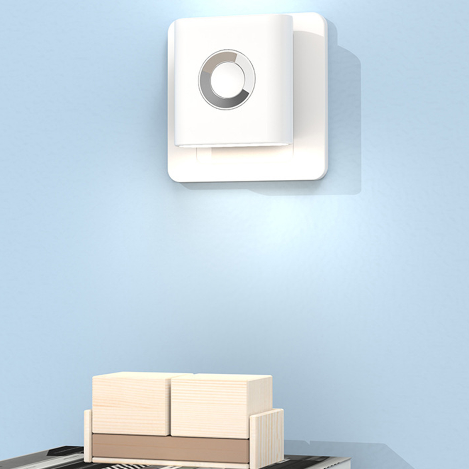 Weißes Wandgerät mit kreisförmigem Design. Kleines Holzsofa darunter.