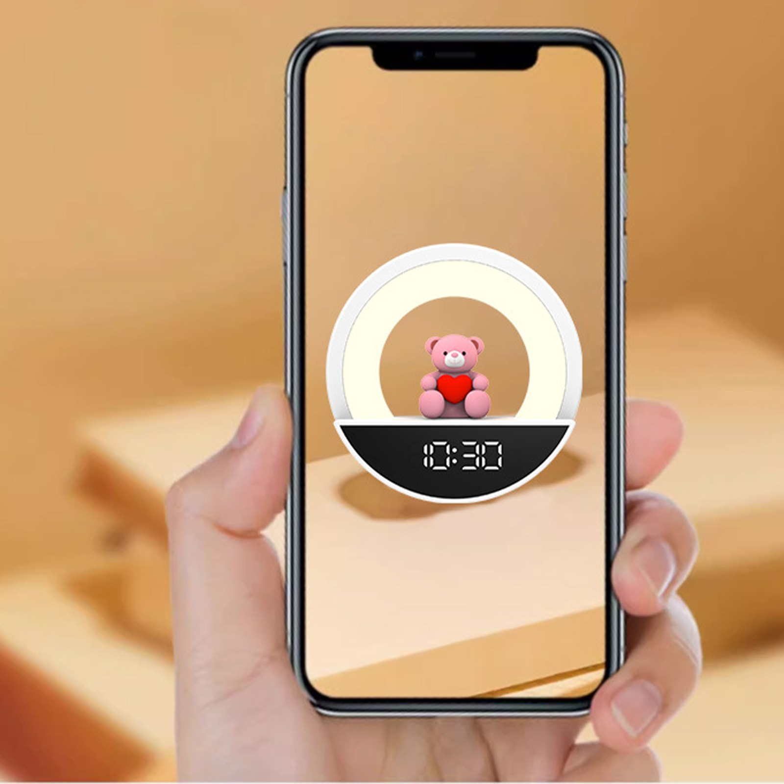 Eine Hand, die ein Telefon hält, das einen Bären in einem Ringlicht und die Uhrzeit 10:30 Uhr zeigt.