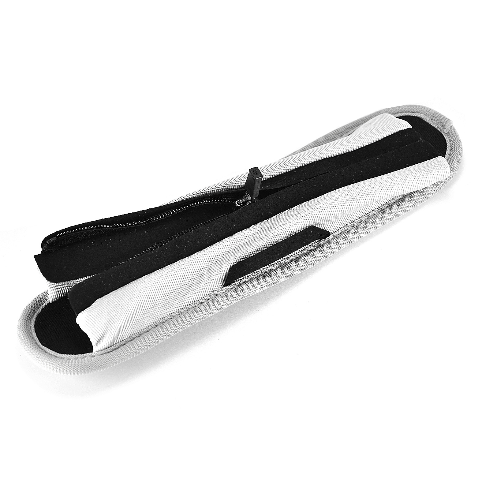 Un astuccio, aperto che mostra una cerniera e un vano. Esterno grigio.