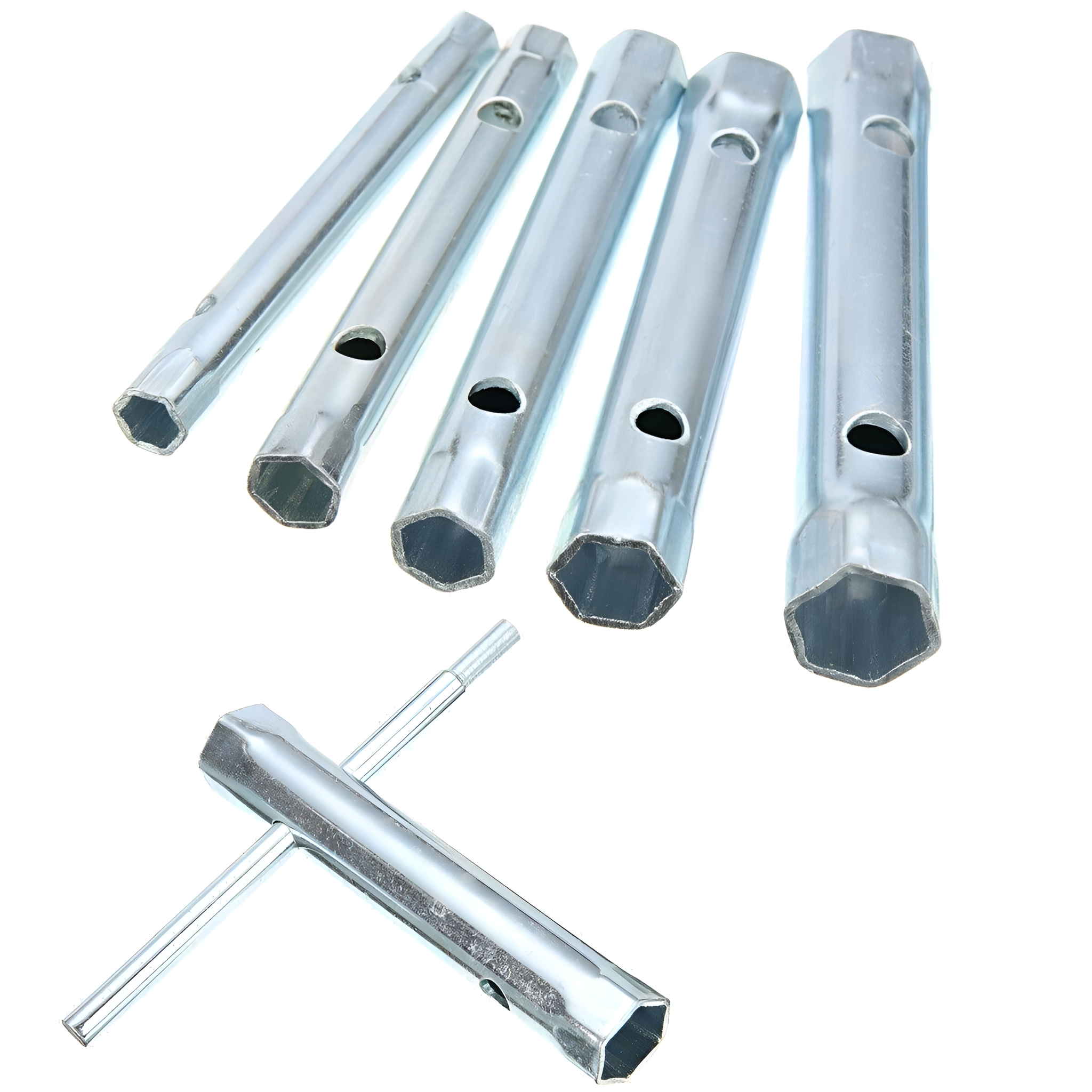 Sechs Metallschlüssel unterschiedlicher Größe sind auf Weiß angeordnet.