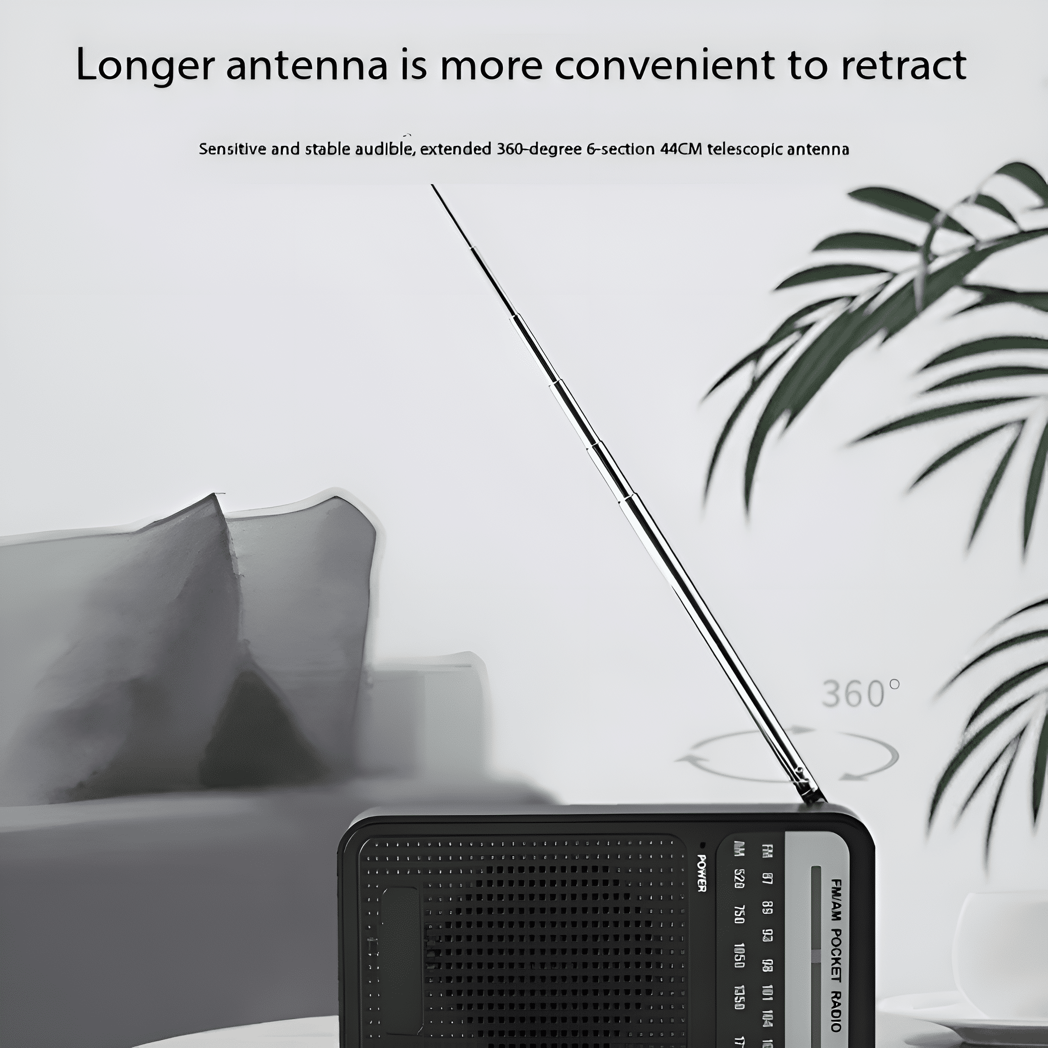 Schwarzes Radio mit Antenne. Text: "FM/AM POCKET RADIO". Blätter und eine Tasse sind sichtbar.