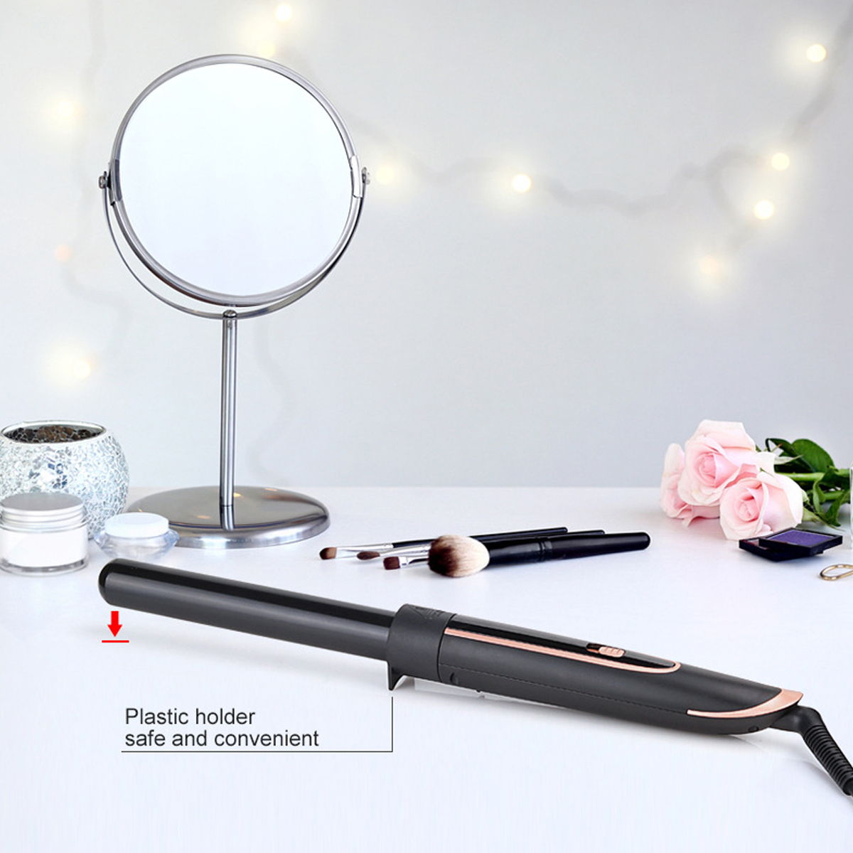 Ein Lockenstab auf einem weißen Tisch mit Make-up, Blumen und einem Spiegel.