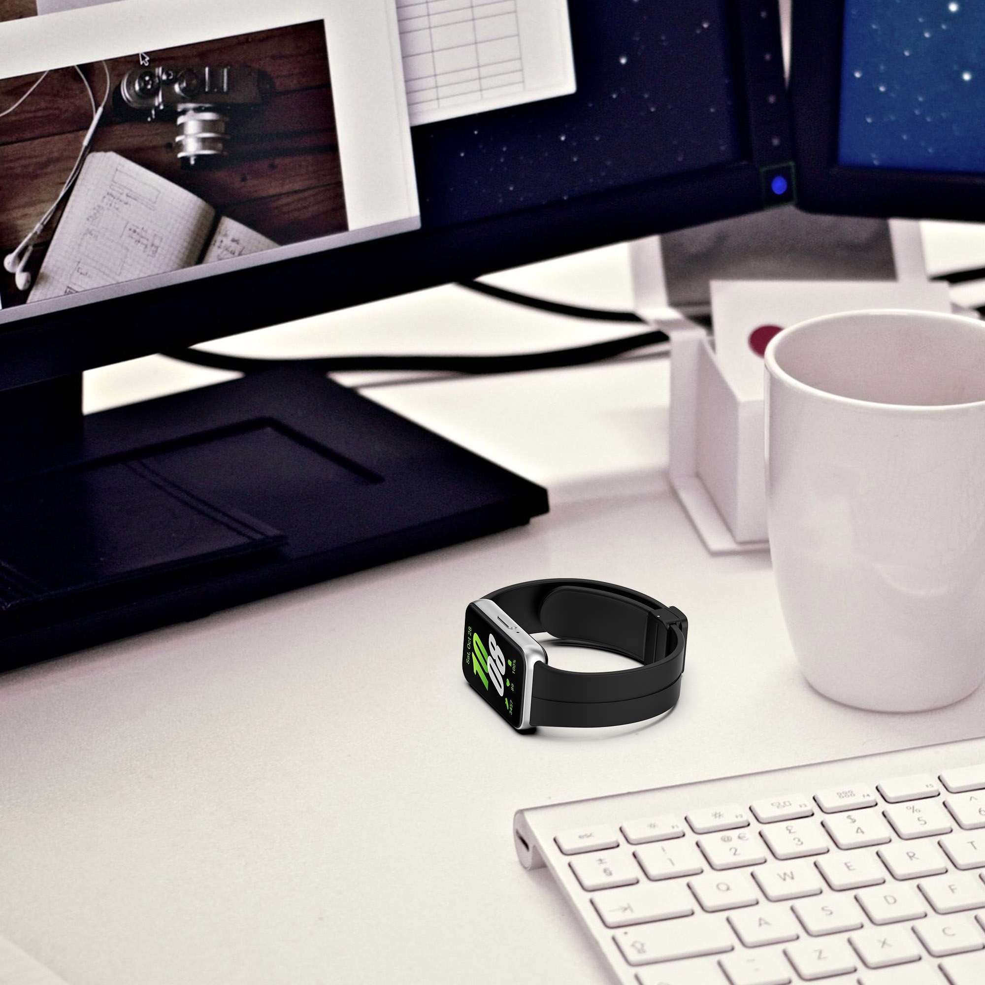 Smartwatch auf einem Schreibtisch mit Tastatur, Monitor und einer weißen Tasse.