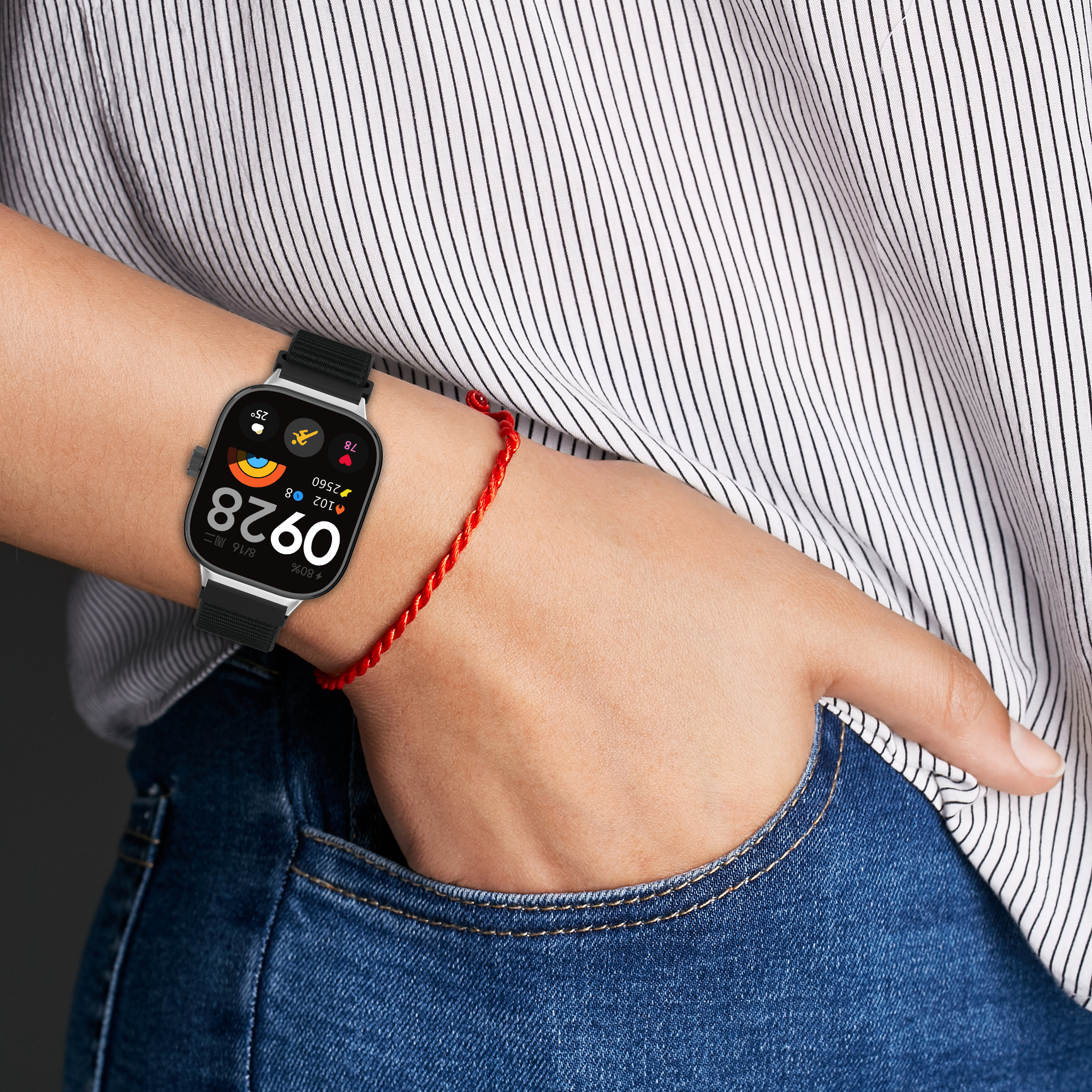 Eine Person, die eine Smartwatch mit schwarzem Armband am Handgelenk trägt.