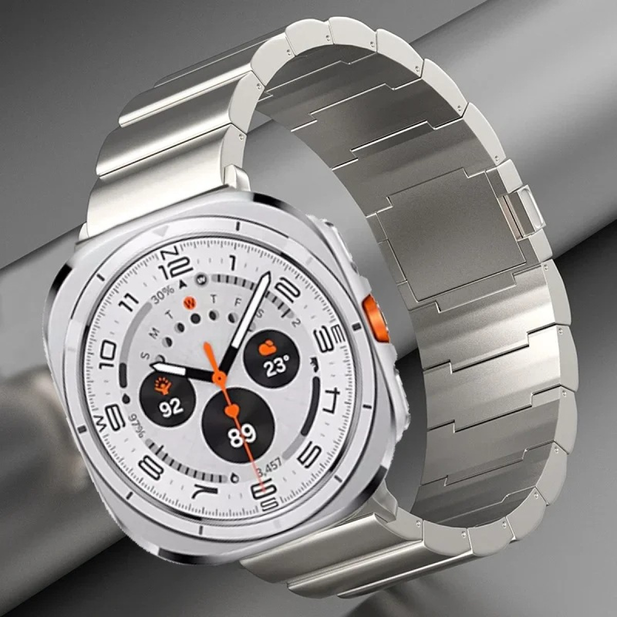 Eine silberne Smartwatch mit Metallarmband. Die Uhr zeigt Zeit, Herzfrequenz und Daten.