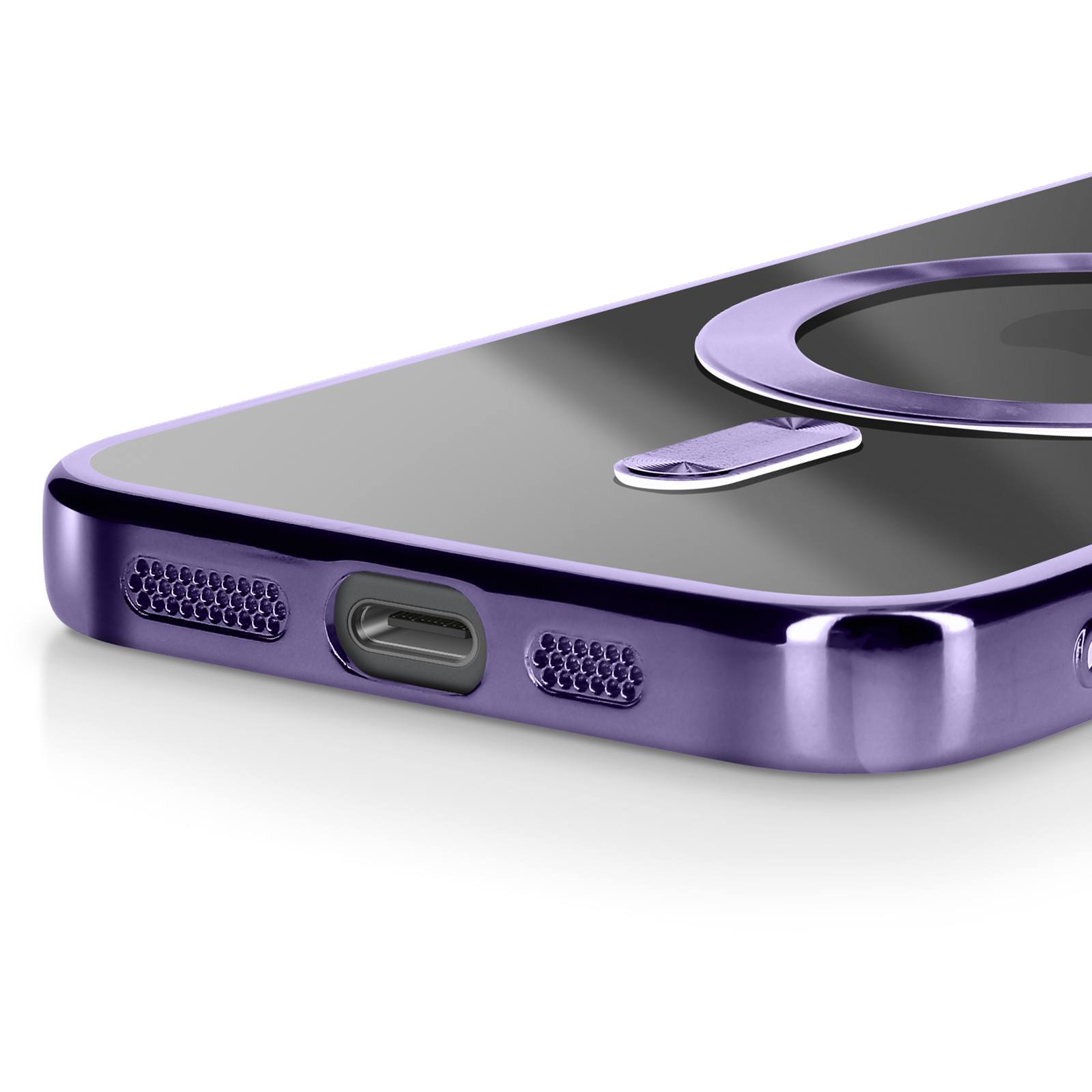 Gros plan sur une coque d'iPhone violette avec un anneau argenté pour MagSafe. Comprend un port de charge et des trous de haut-parleur.