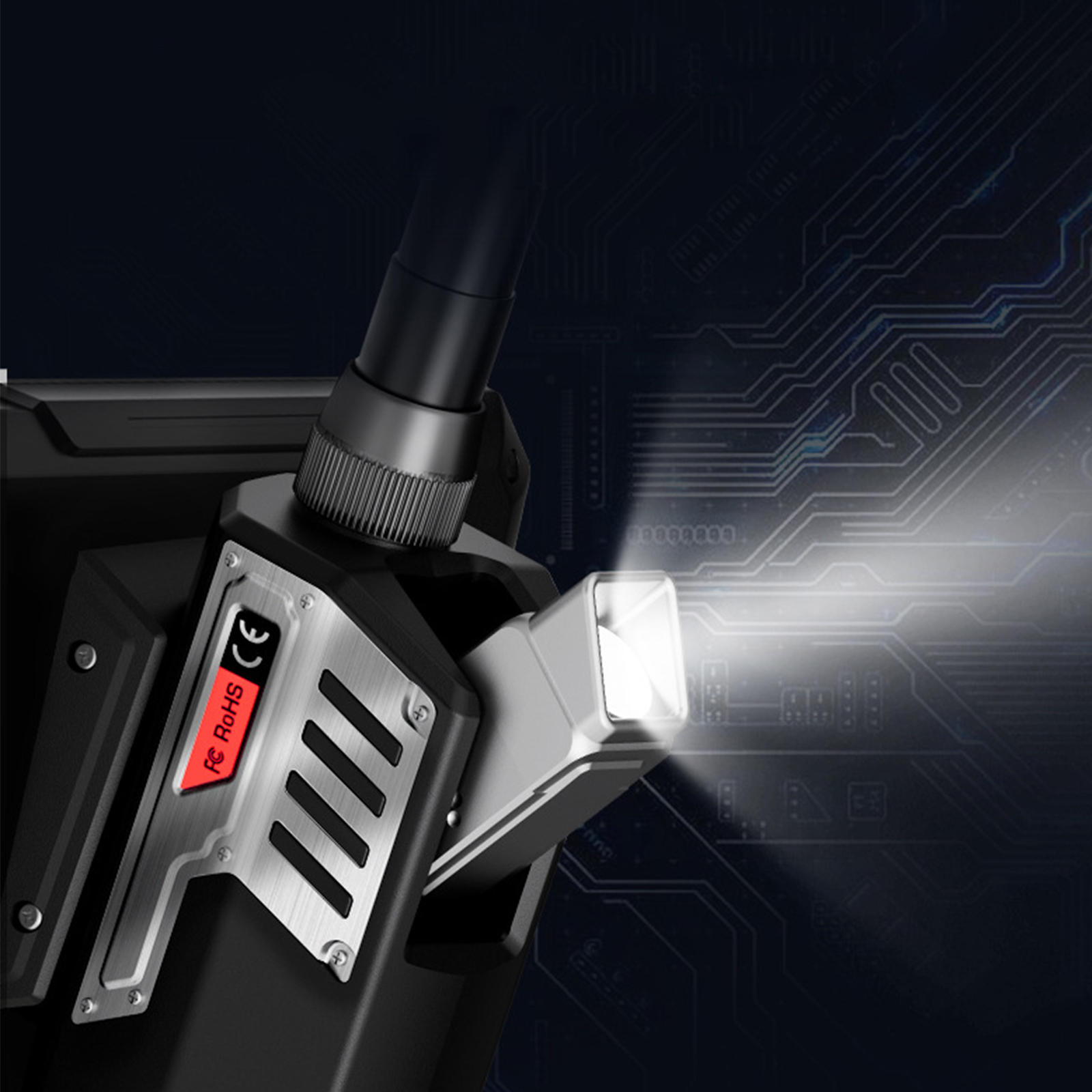 Schwarze und silberne Taschenlampe mit hellem Lichtstrahl, Nahaufnahme auf dunklem Hintergrund mit Digitalgrafik.
