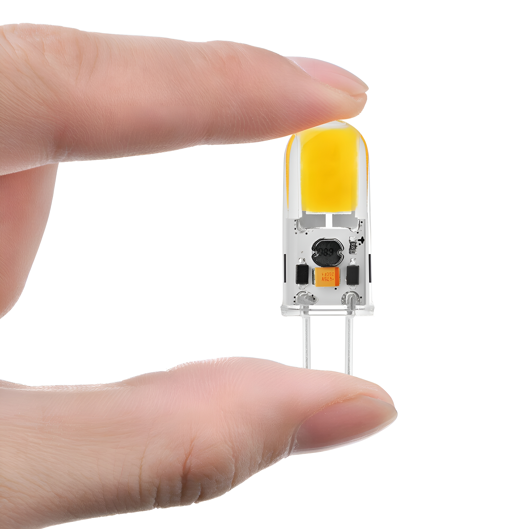 Finger halten eine kleine gelbe LED-Glühbirne mit Drähten.