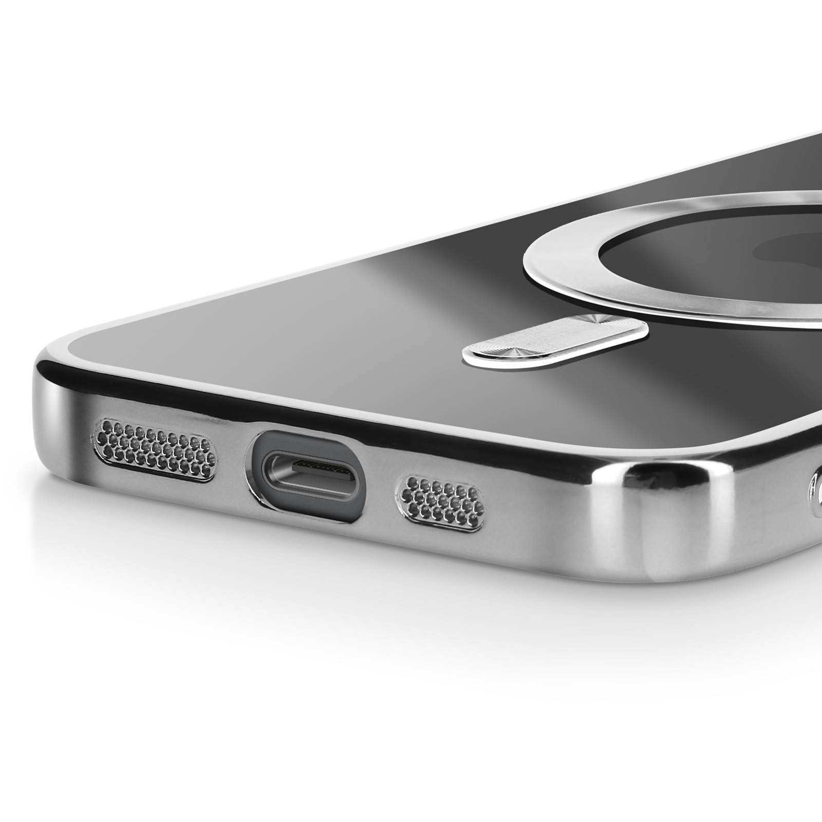 Gros plan d'une coque de téléphone avec une bague argentée et un port de charge. La coque est noire.