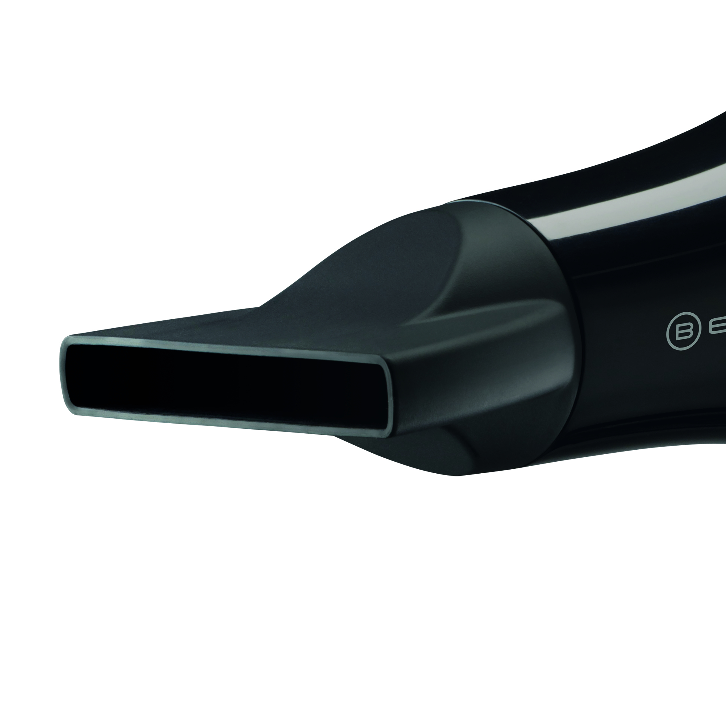 Czarna dysza suszarki do włosów, skierowana w lewo, na białym tle.