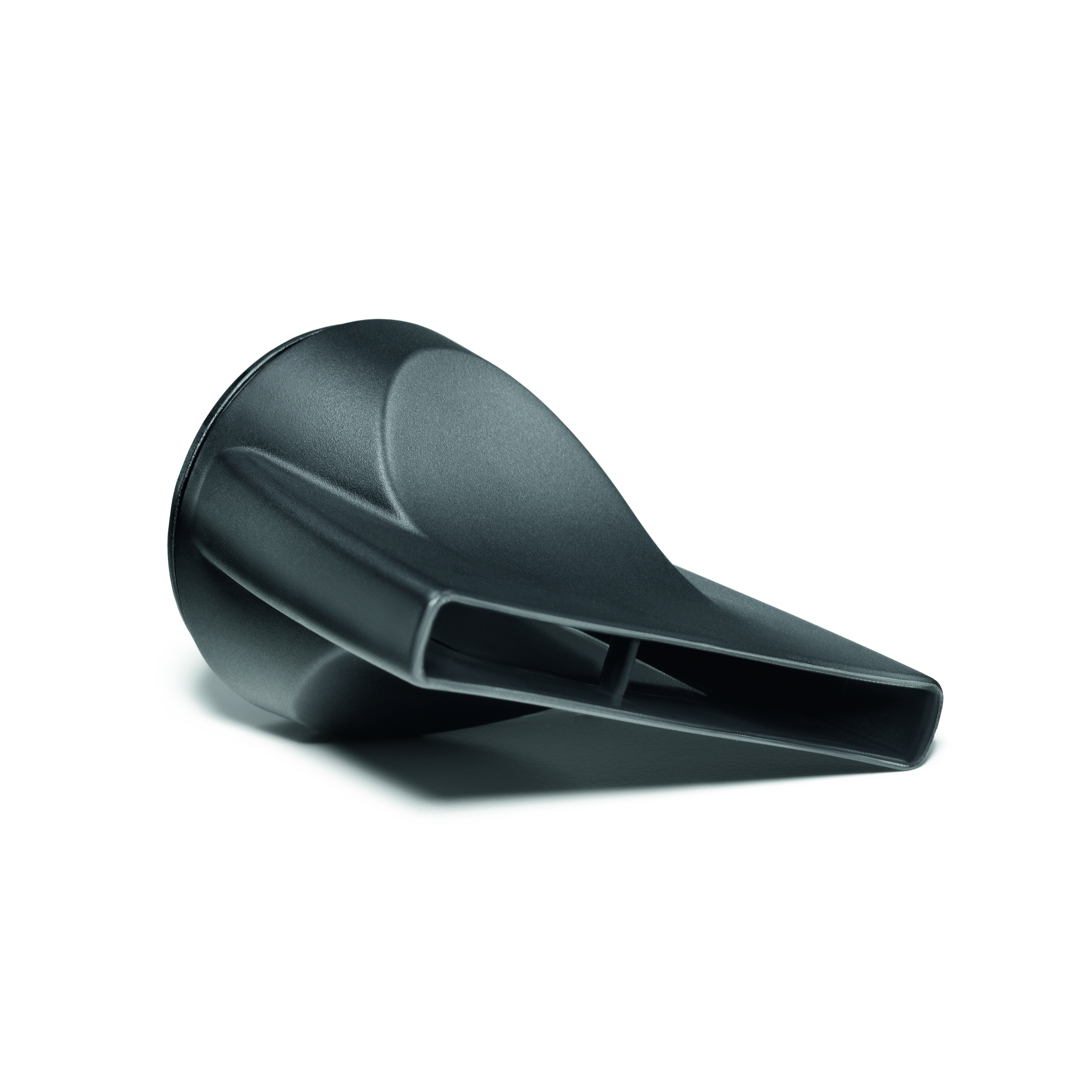 Czarna dysza suszarki do włosów na białym tle. Jest skierowana w prawo.