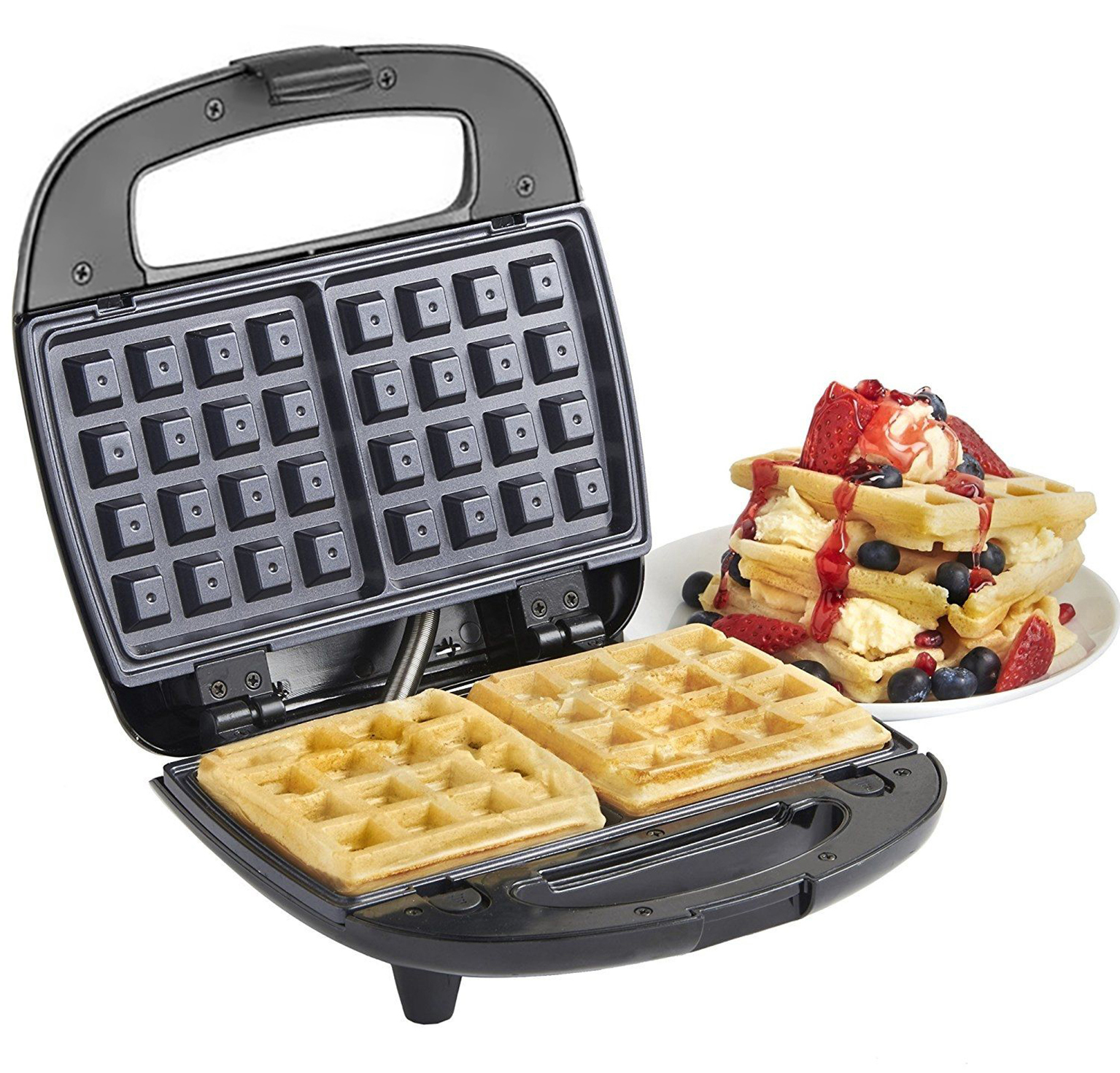 Macchina per waffle con waffle all'interno e un piatto di waffle decorati.