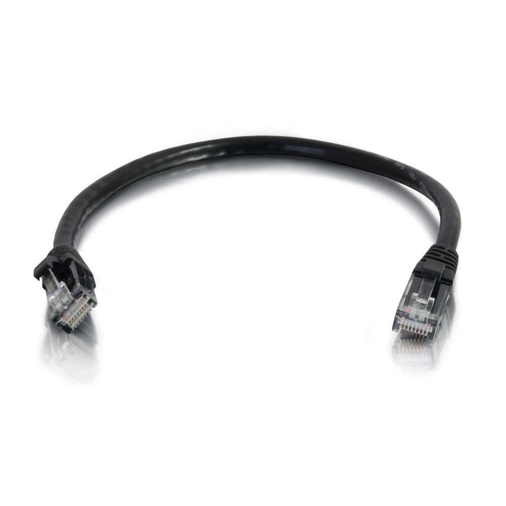 Cavo Ethernet nero con connettori su entrambe le estremità. Il cavo è leggermente curvo, i connettori sono visibili. Sfondo bianco.