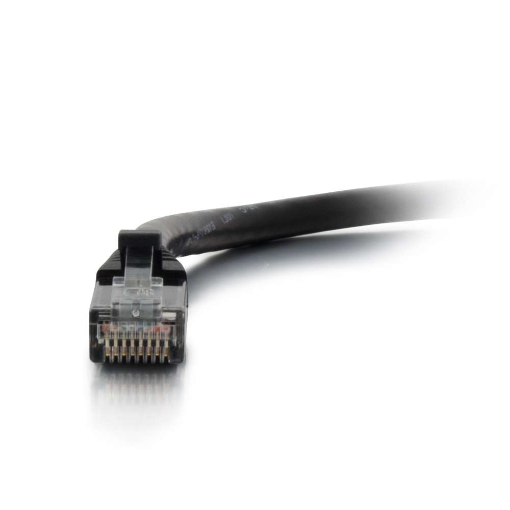 Cavo Ethernet nero con un connettore. Il connettore ha dei pin. Lo sfondo è bianco e il cavo è nero.