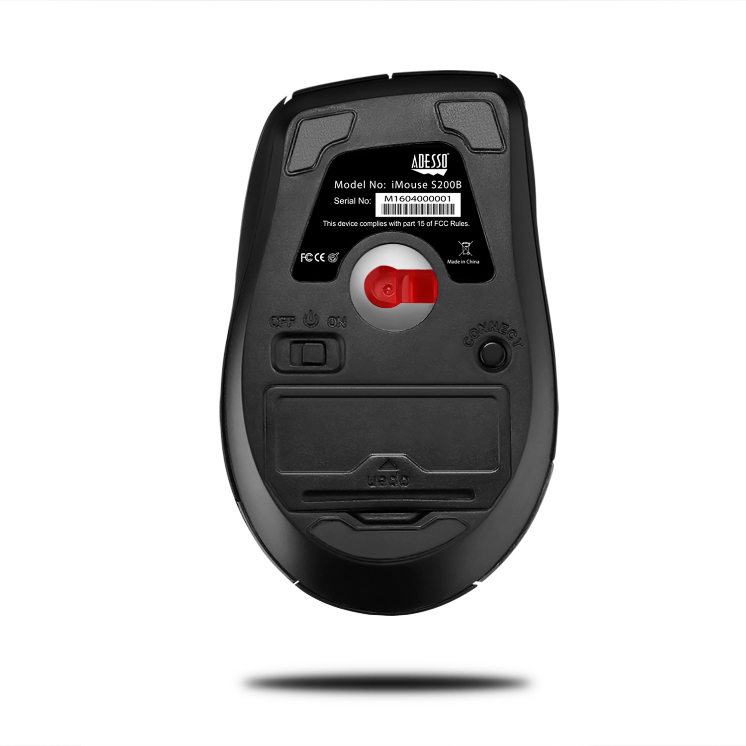 Il fondo di un mouse nero mostra un interruttore, un pulsante di connessione e informazioni sul prodotto.