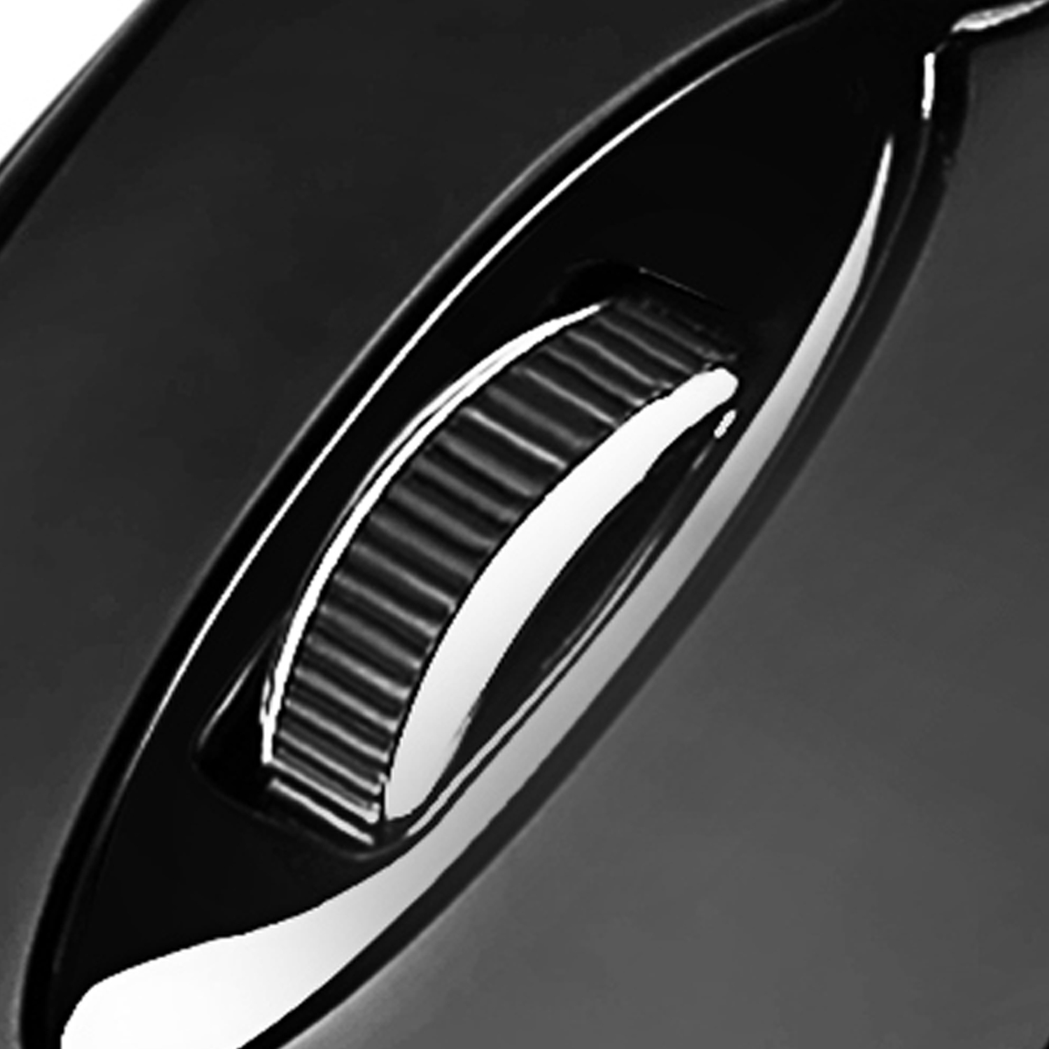 Primo piano della rotellina di scorrimento di un mouse nero.