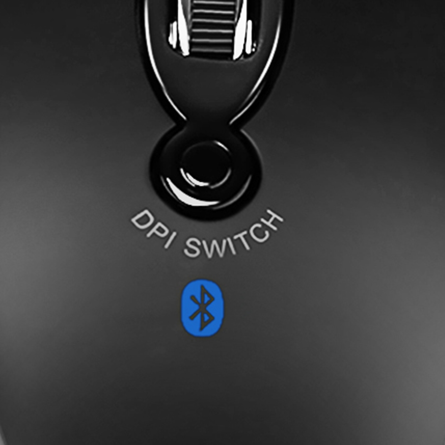 Mouse nero con indicatore Bluetooth. Il mouse ha un interruttore DPI.