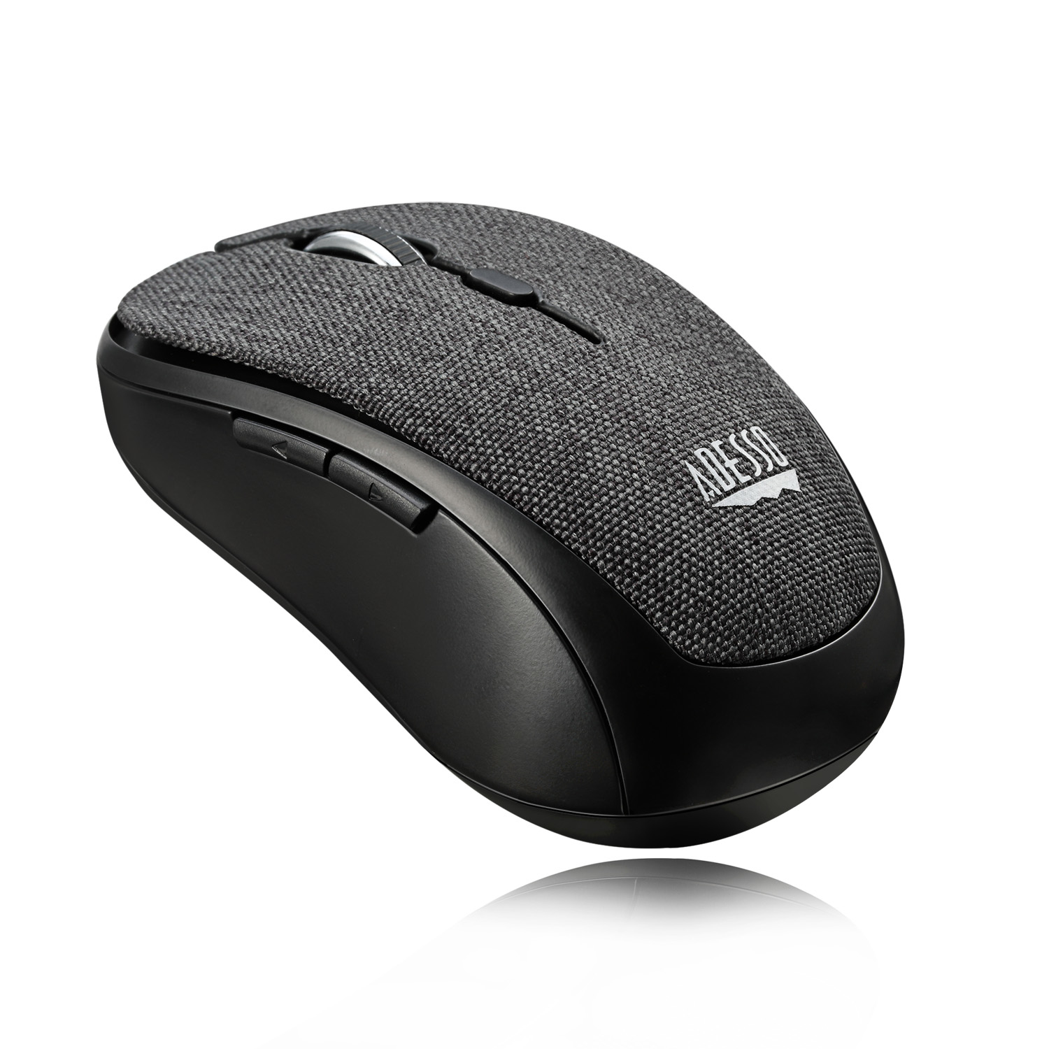 Un mouse per computer nero con la parte superiore in tessuto grigio, la scritta ADESSO stampata, con riflesso.