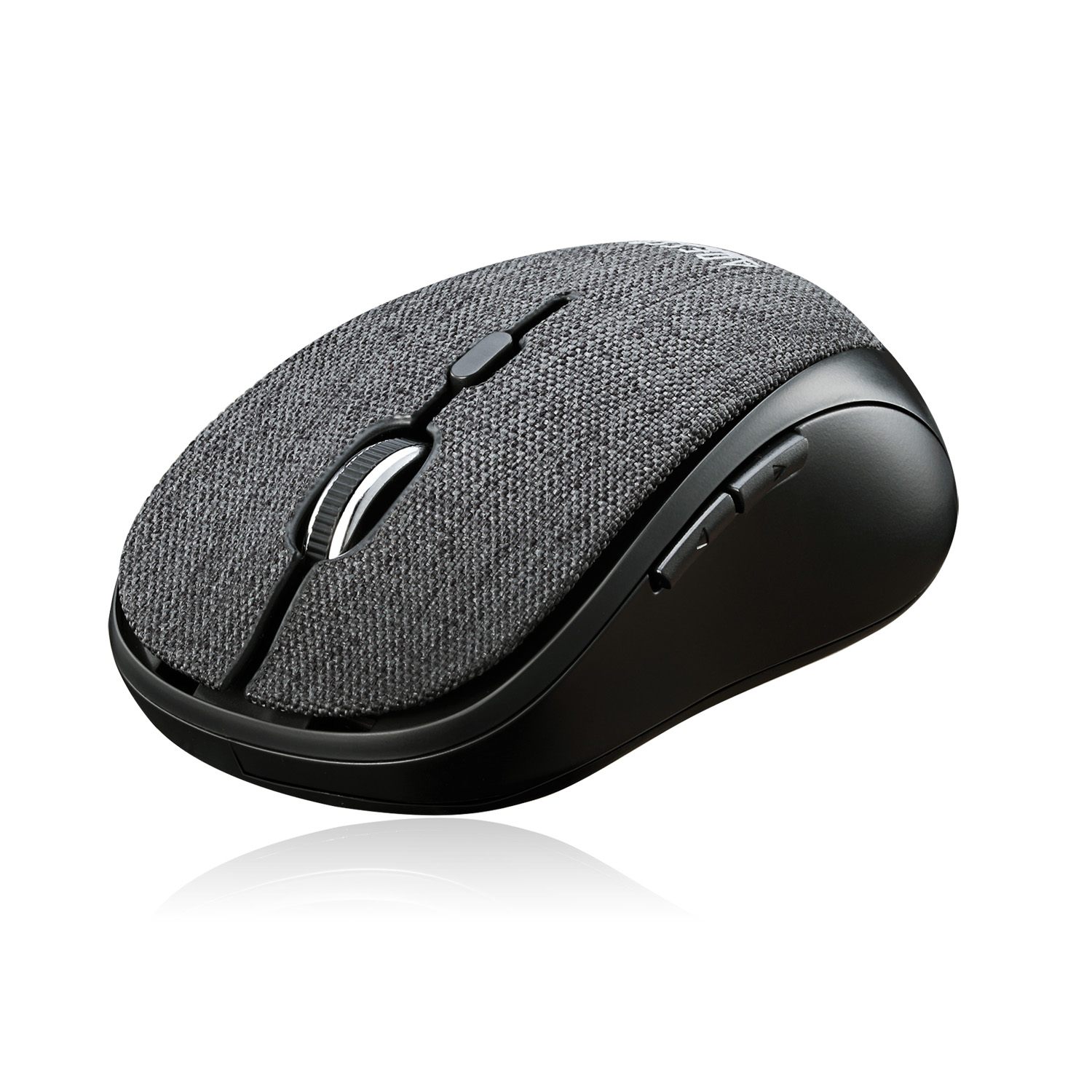 Un mouse nero e grigio con parte superiore strutturata e rotella di scorrimento argentata. Bianco.