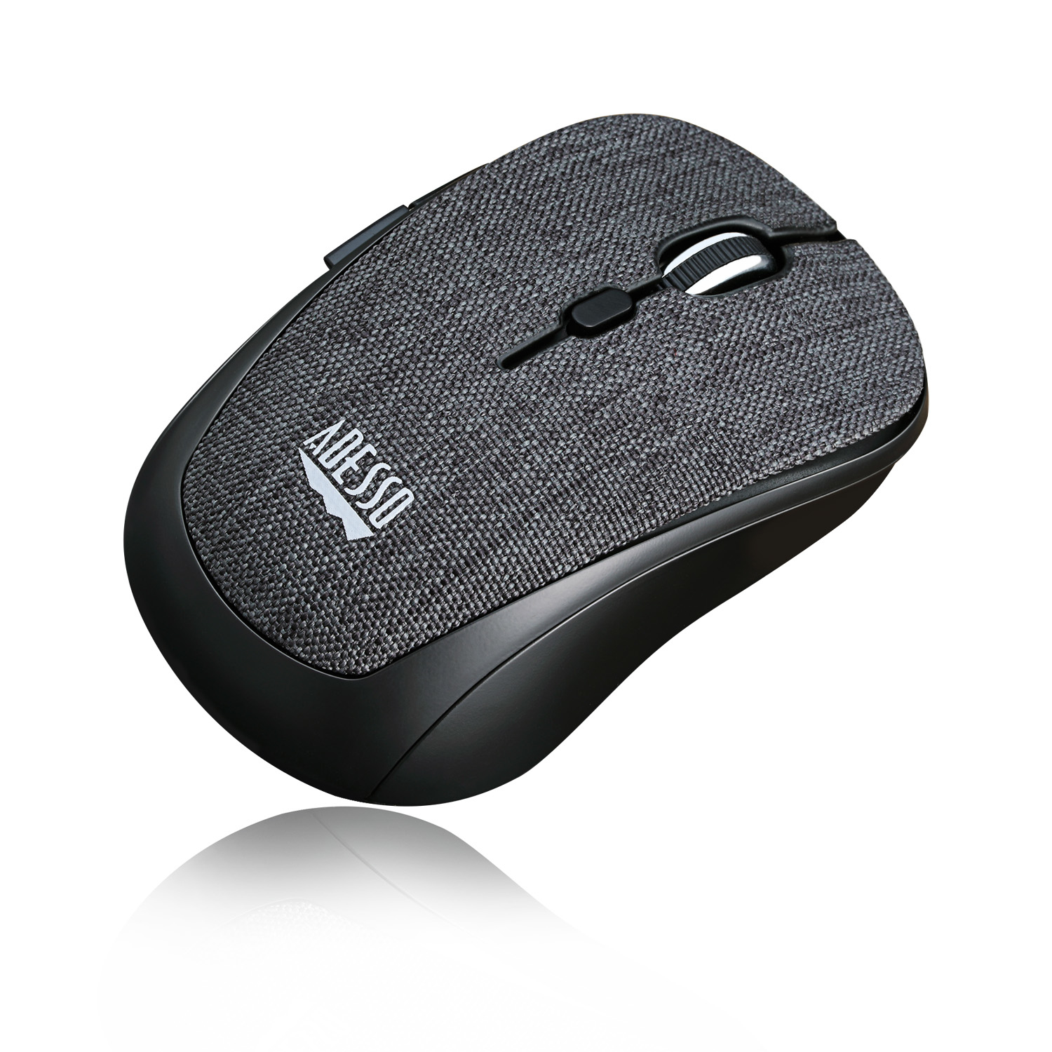 Mouse wireless nero e grigio. Il marchio è Adesso. Sfondo bianco.