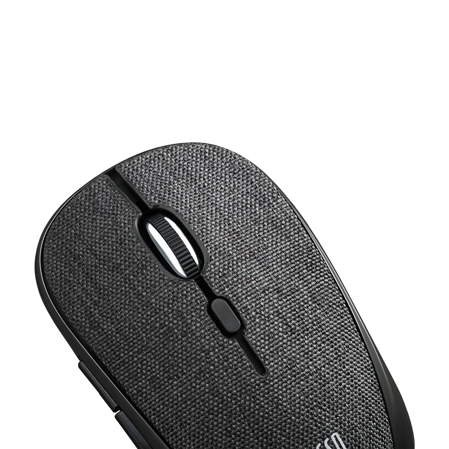 Mouse nero con parte superiore strutturata, rotella e pulsanti, su sfondo bianco.