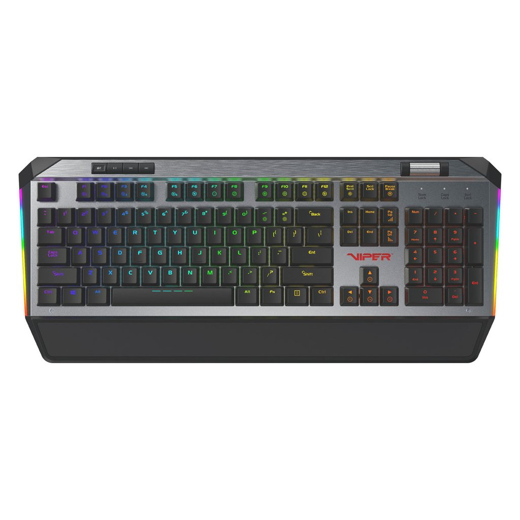RGB aydınlatmalı siyah klavye. Klavyenin gümüş renkli bir üst kısmı var.