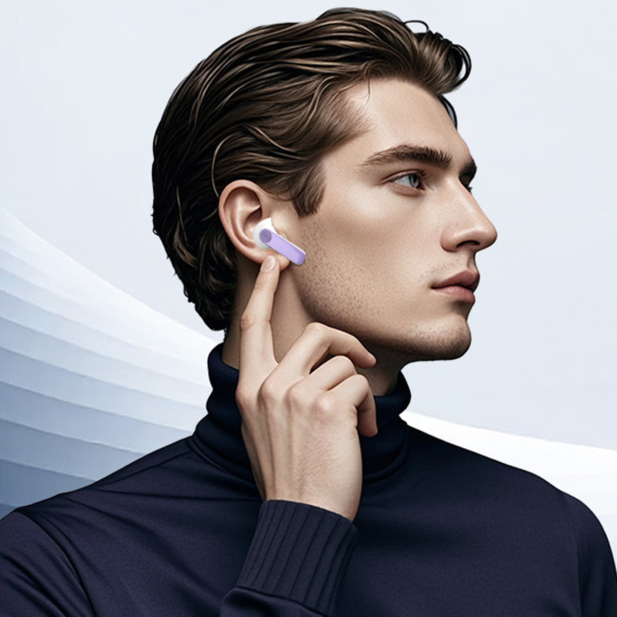 Ein Mann mit schwarzem Rollkragenpullover benutzt einen violetten kabellosen Ohrhörer. Der Hintergrund ist hellblau.