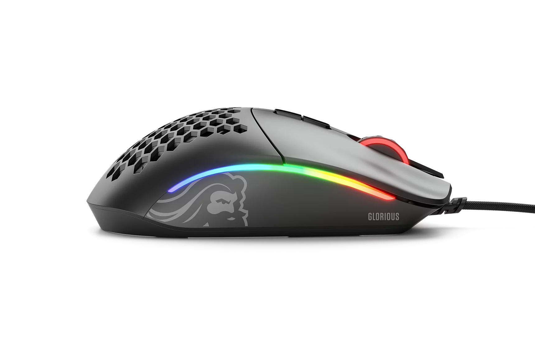 Mouse da gioco nero con un design a nido d'ape e luci RGB. Sfondo bianco.