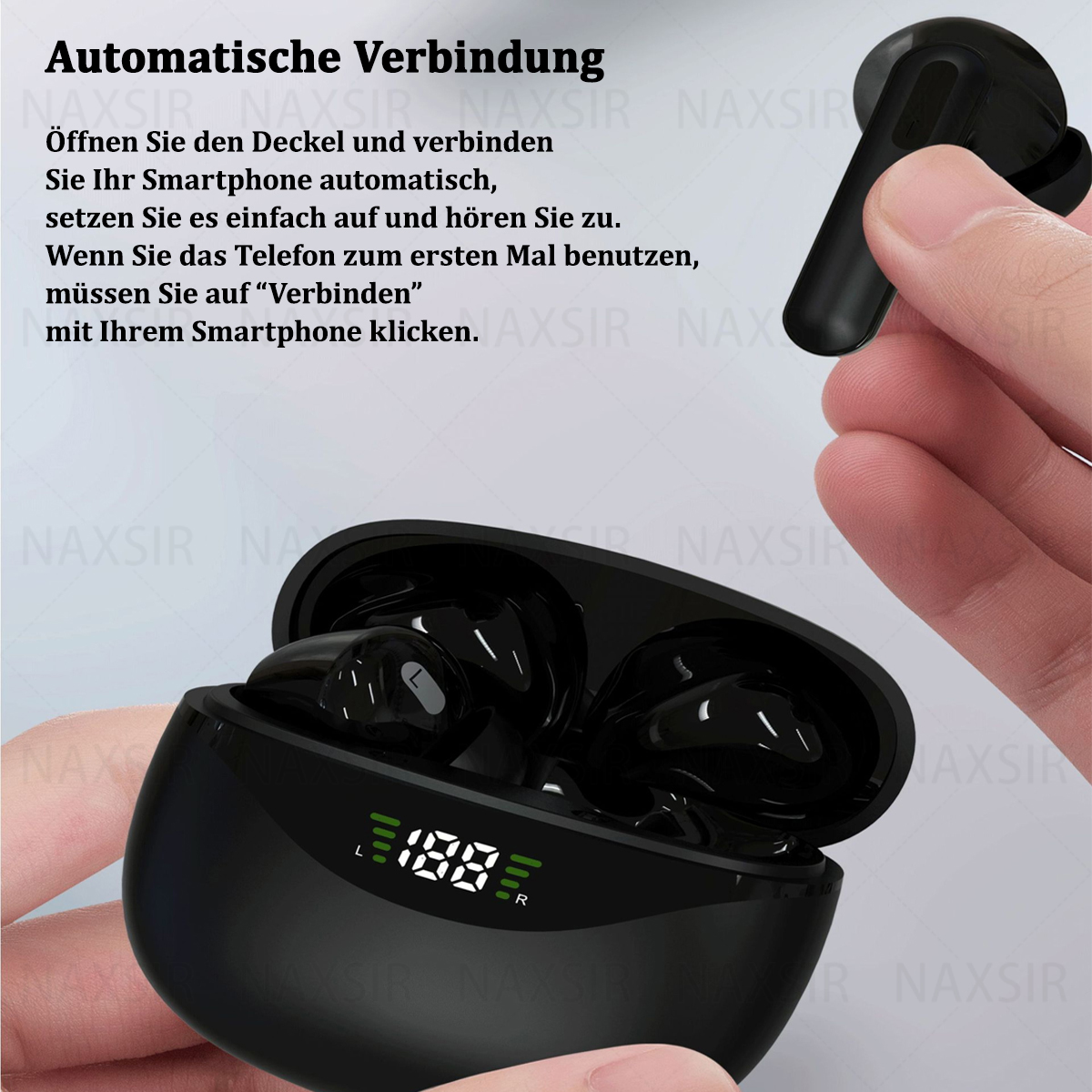 Eine Hand hält einen schwarzen Ohrhörer und ein Ladecase. Das Case zeigt '100' und die Buchstaben 'L' und 'R'.