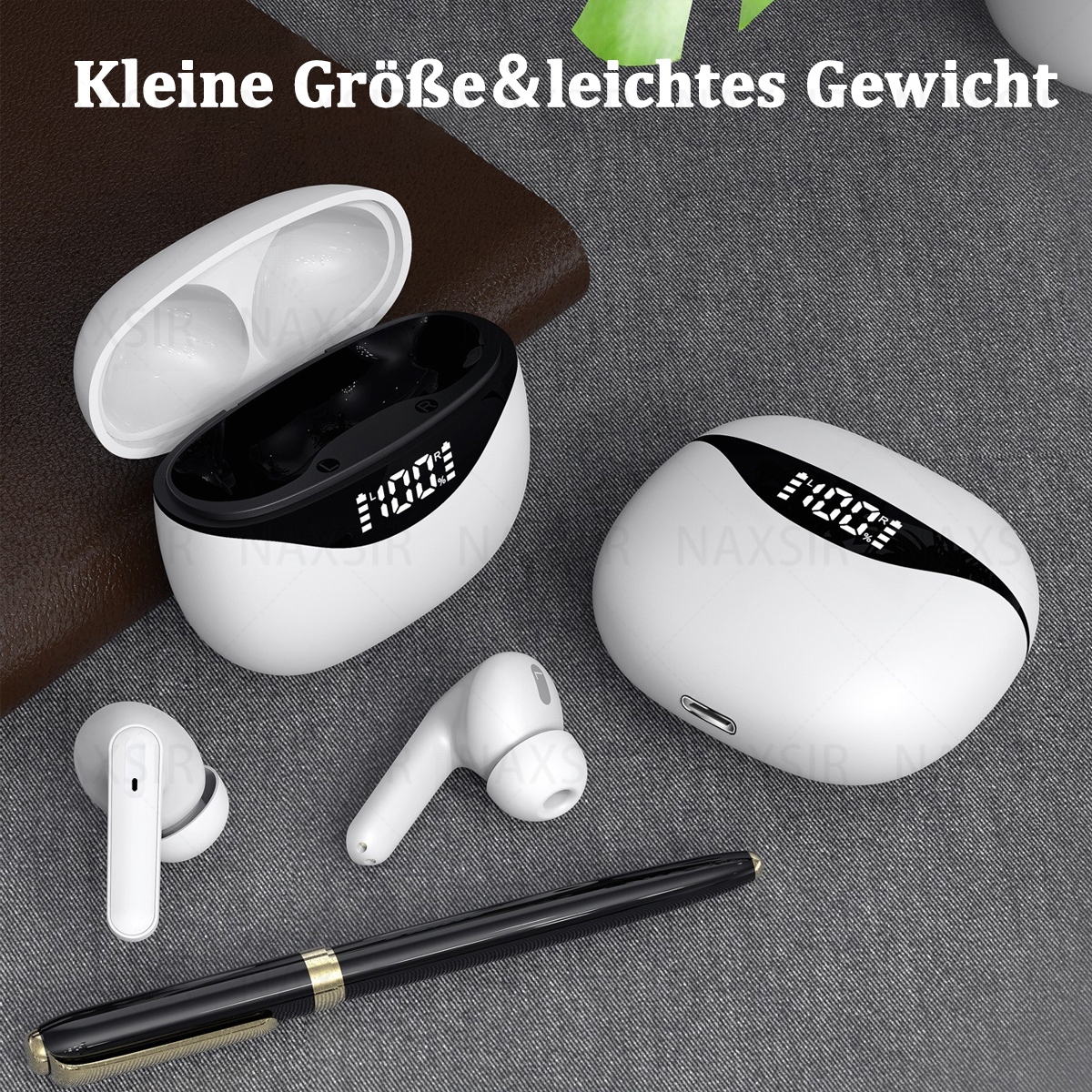 Weiße Ohrhörer und Ladecase mit Stift auf grauer Oberfläche.
