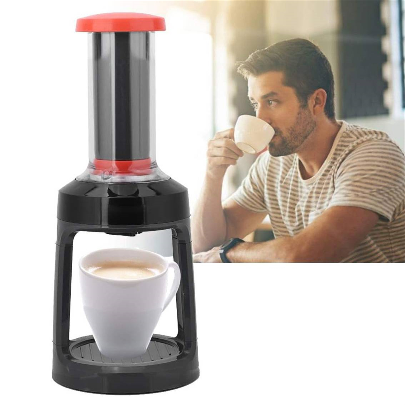 Kaffeemaschine mit einer Tasse und ein Mann trinkt Kaffee im Hintergrund.