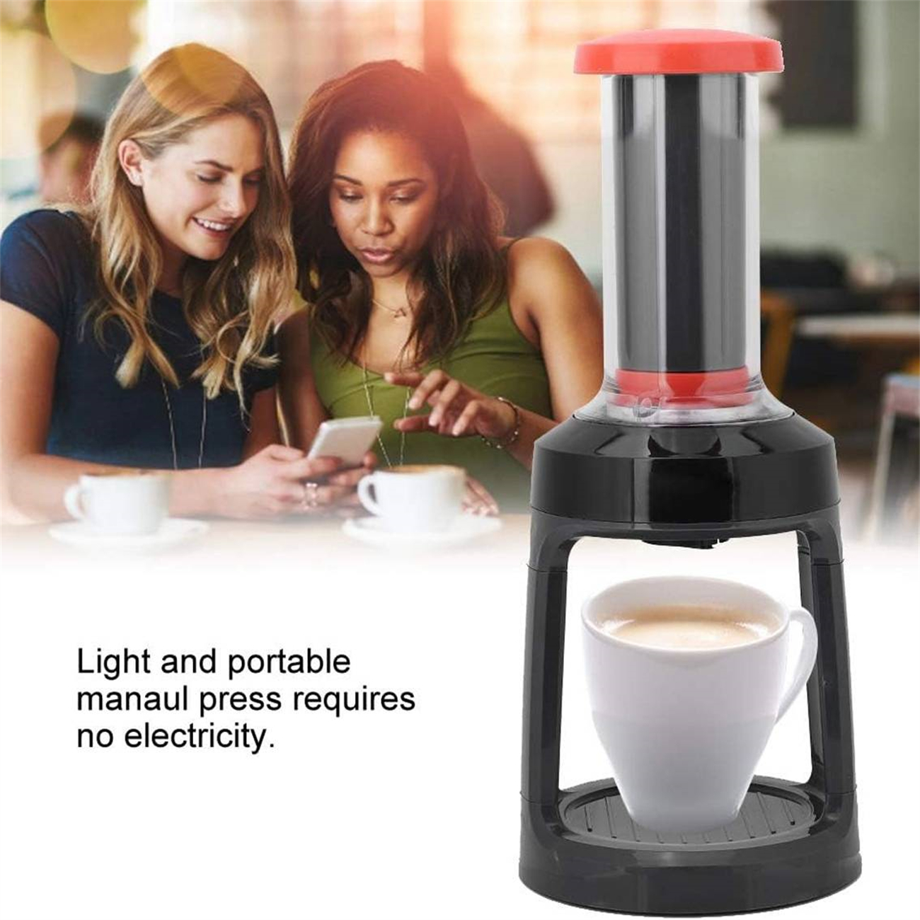 Zwei Frauen benutzen eine manuelle Kaffeepresse. Text links: leicht und tragbar...