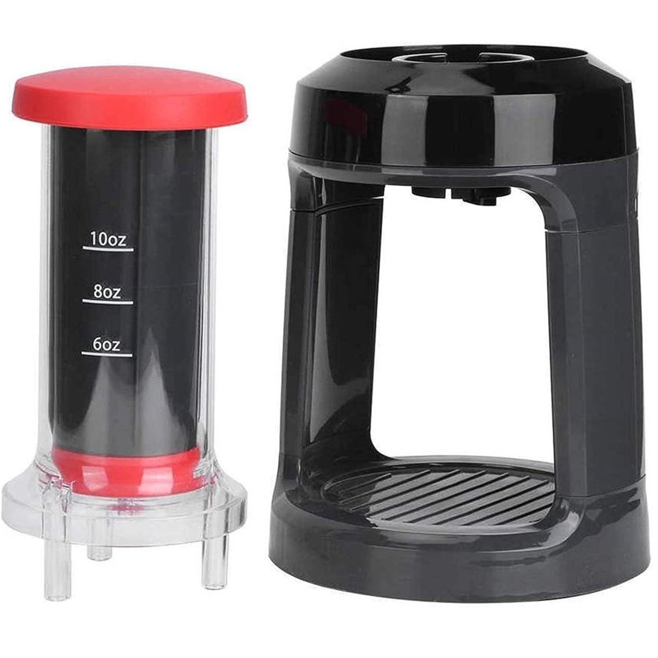 Eine schwarze Kaffeemaschine mit einem transparenten Behälter daneben, der Messungen und einen roten Deckel hat.
