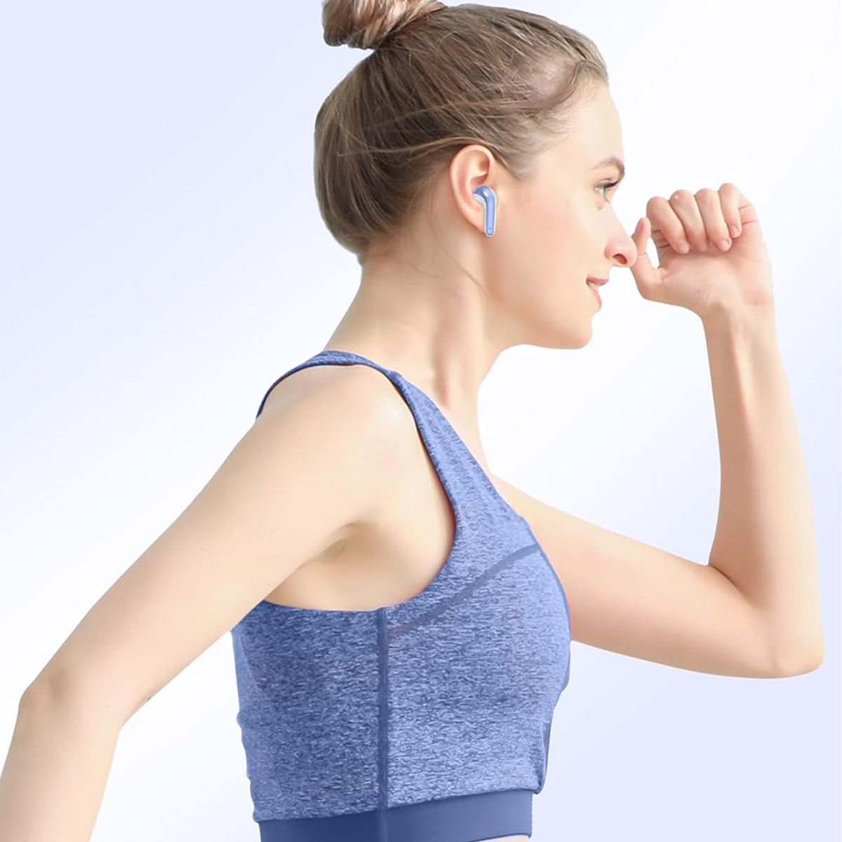 Frau in blauer Sportkleidung mit blauem Ohrhörer im Ohr, rennt auf weißem Grund.