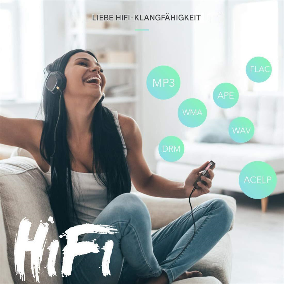 Eine Frau mit Kopfhörern hört Musik. Verschiedene Musikformat-Symbole schweben herum.